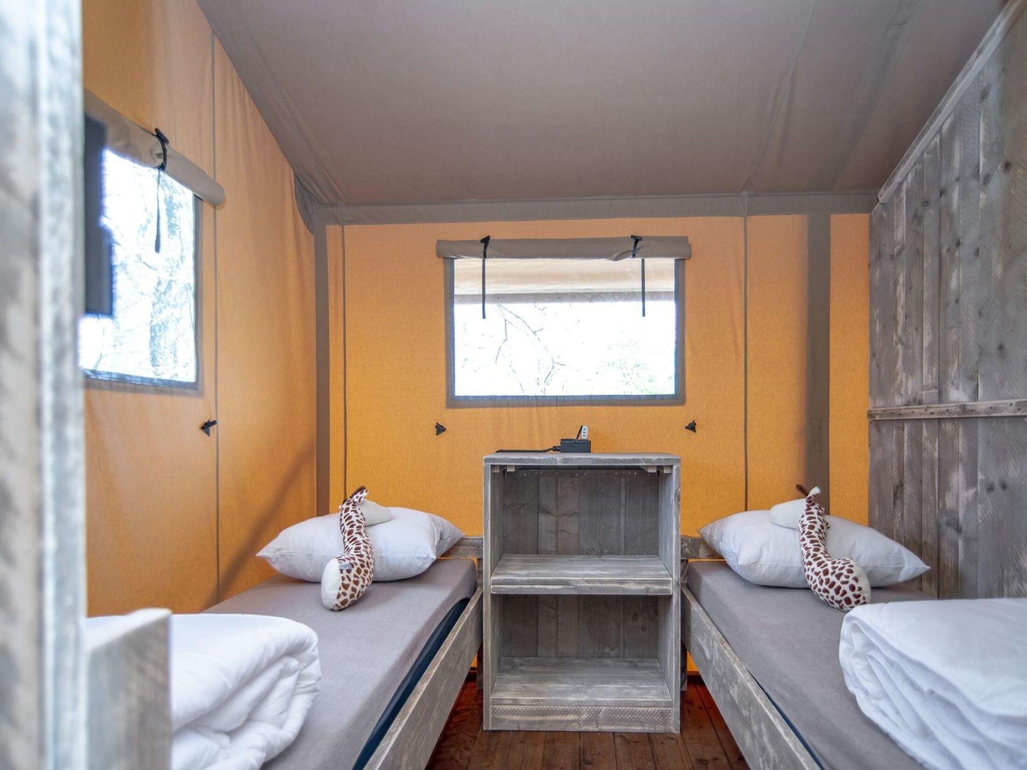 Een slaapkamer van Safari Lodge XL 6 p, with private sanitary facilities in Almere