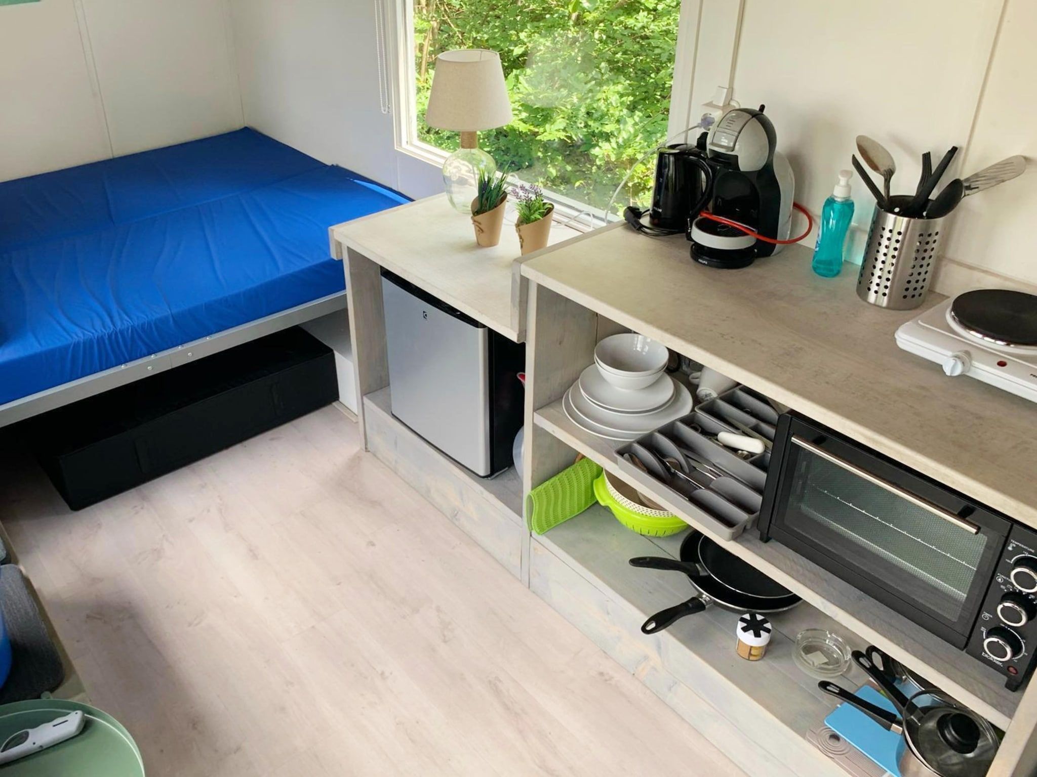 De keuken van Tiny Wagon two-person (Nr 7-10),by the water in Almere