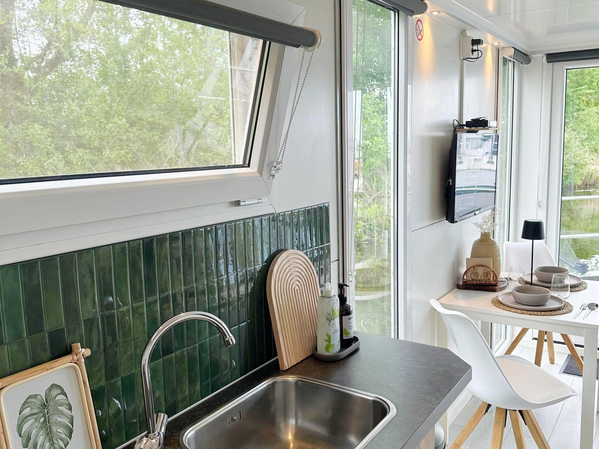 De eetkamer van Havenlodge with roof terrace and balcony (4-6 pers) Almere in Almere