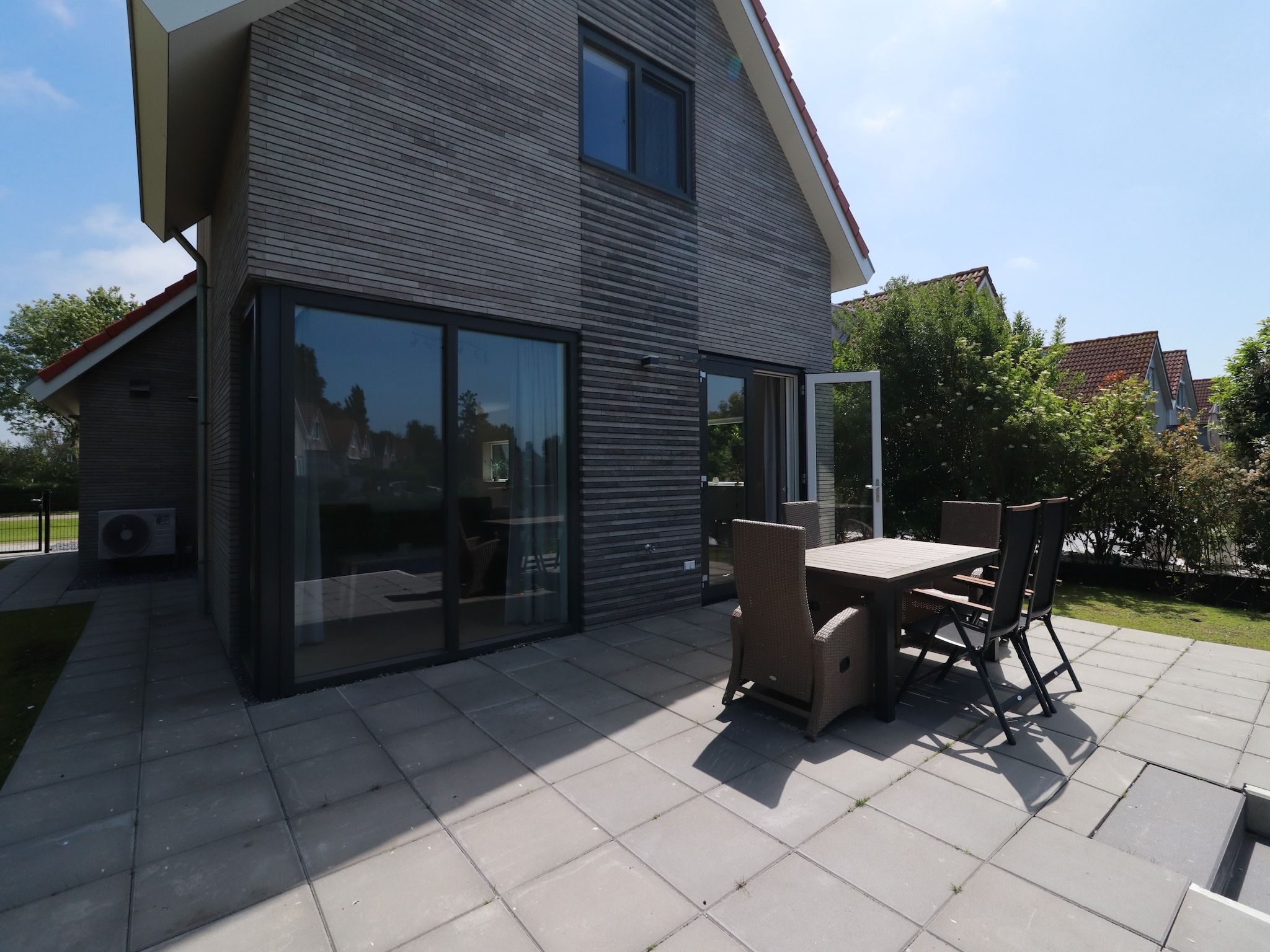 Het terras van Solo+ XL - 6 persons in Makkum