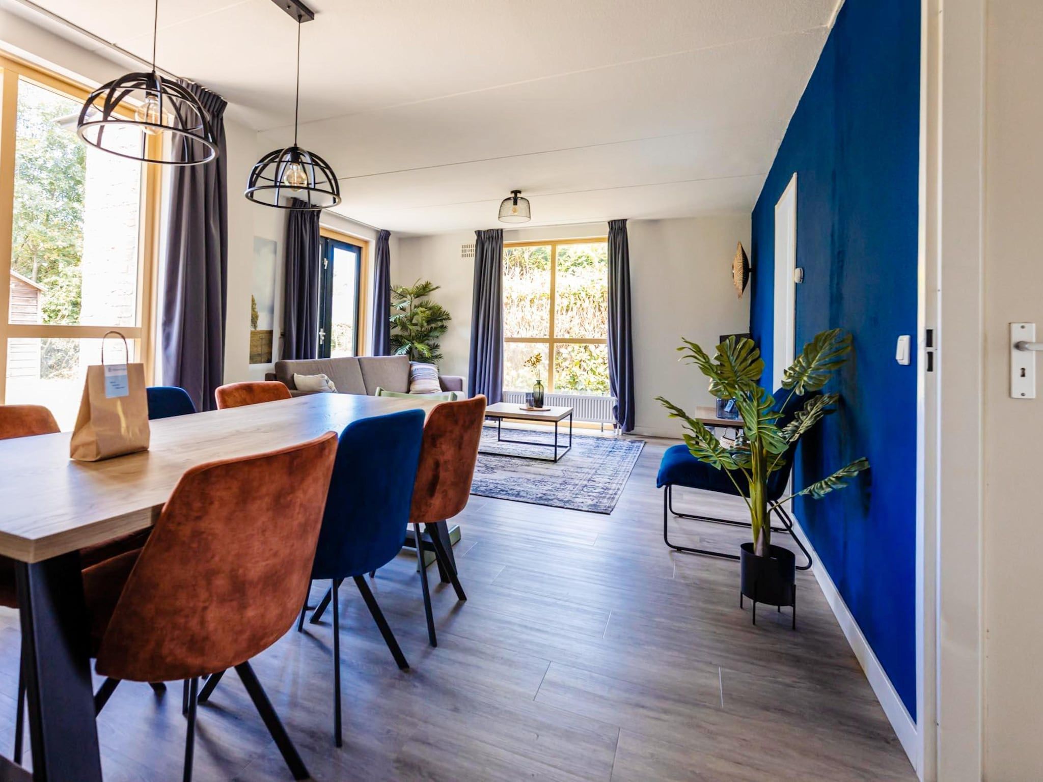 De eetkamer van 6 - Persons Lakeside Child-friendly Bungalow in Ewijk