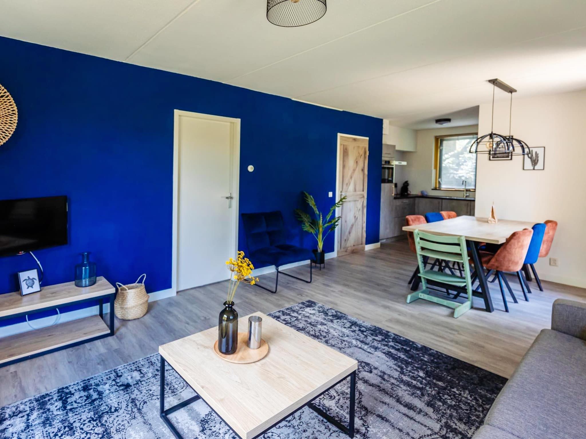 De eetkamer van 6 - Persons Lakeside Child-friendly Bungalow in Ewijk