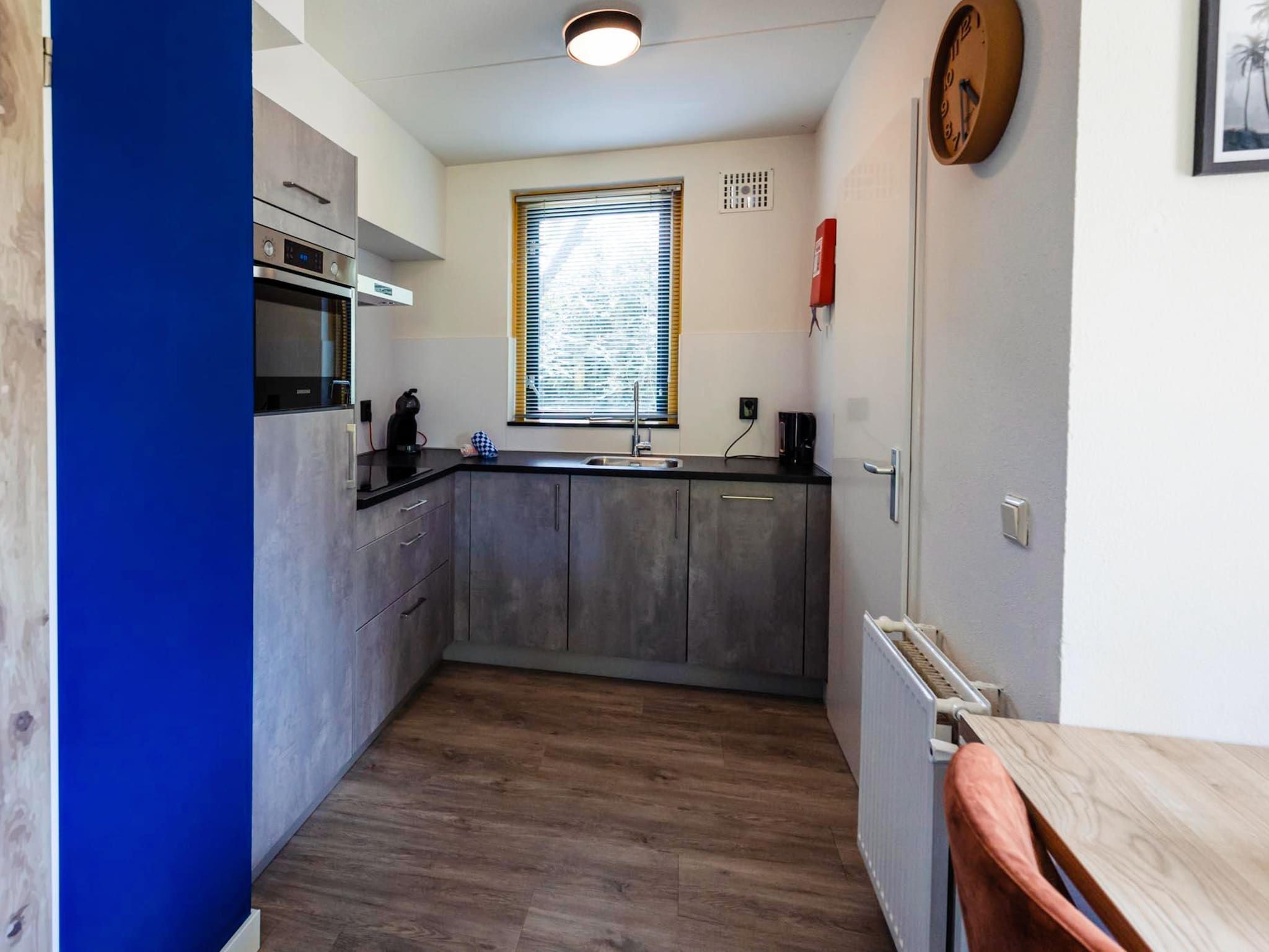 De keuken van 6 - Persons Lakeside Child-friendly Bungalow in Ewijk