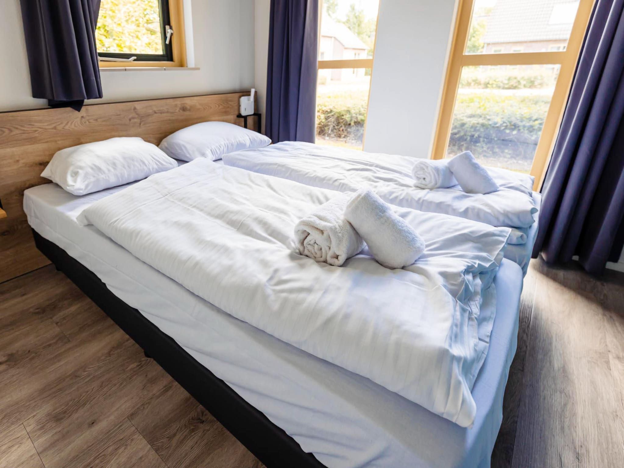 Een slaapkamer van 6 - Persons Lakeside Child-friendly Bungalow in Ewijk