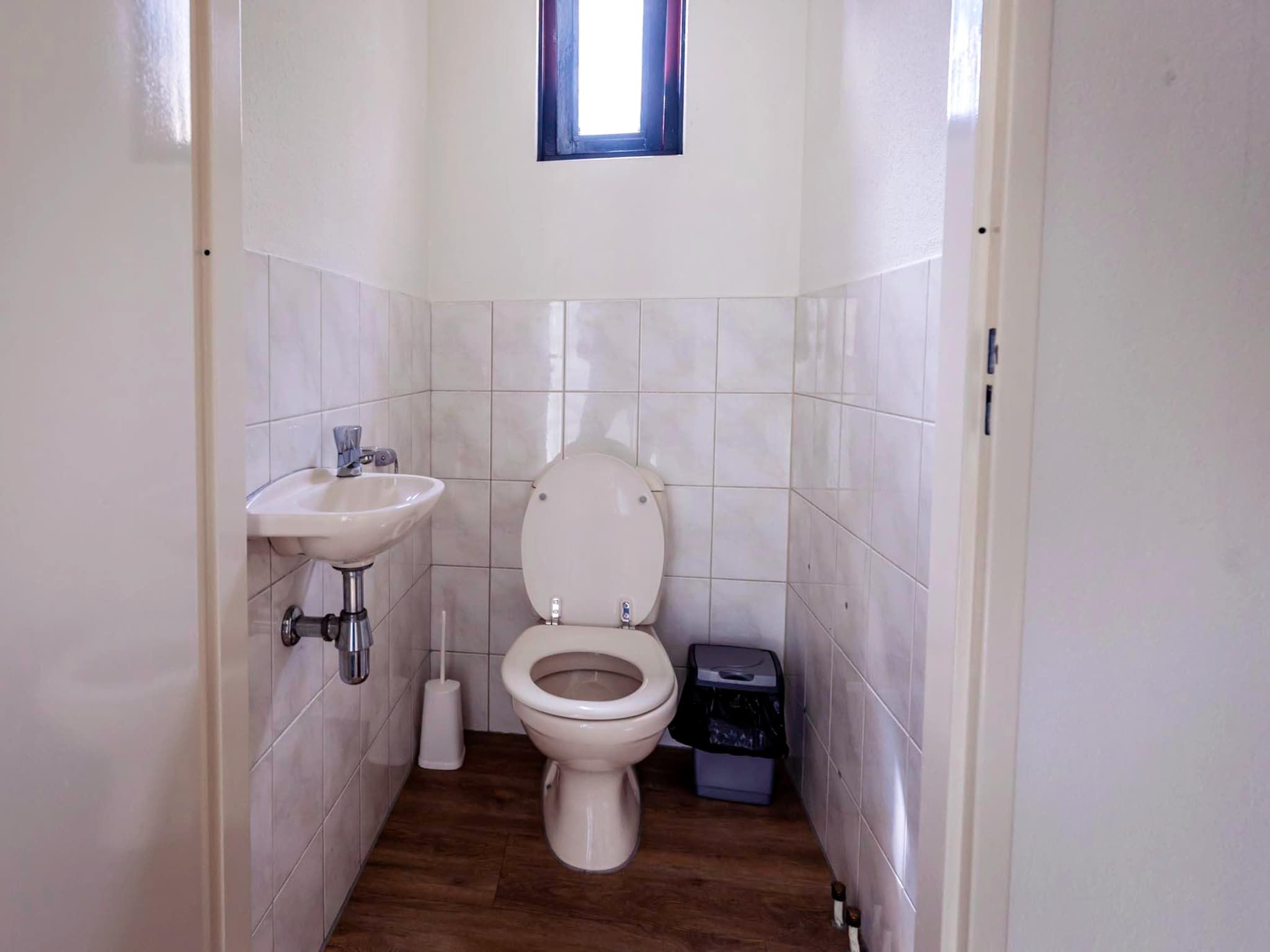 De badkamer van 8 - Persons Family bungalow in Ewijk