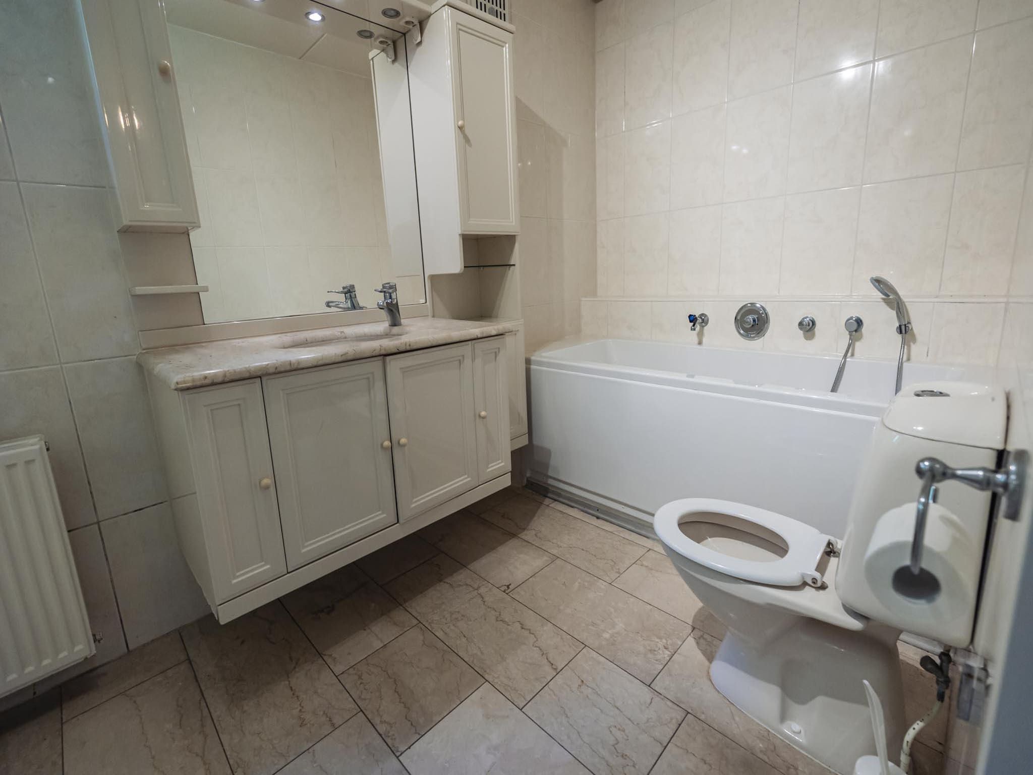 De badkamer van 12 - Persons Family Bungalow in Ewijk