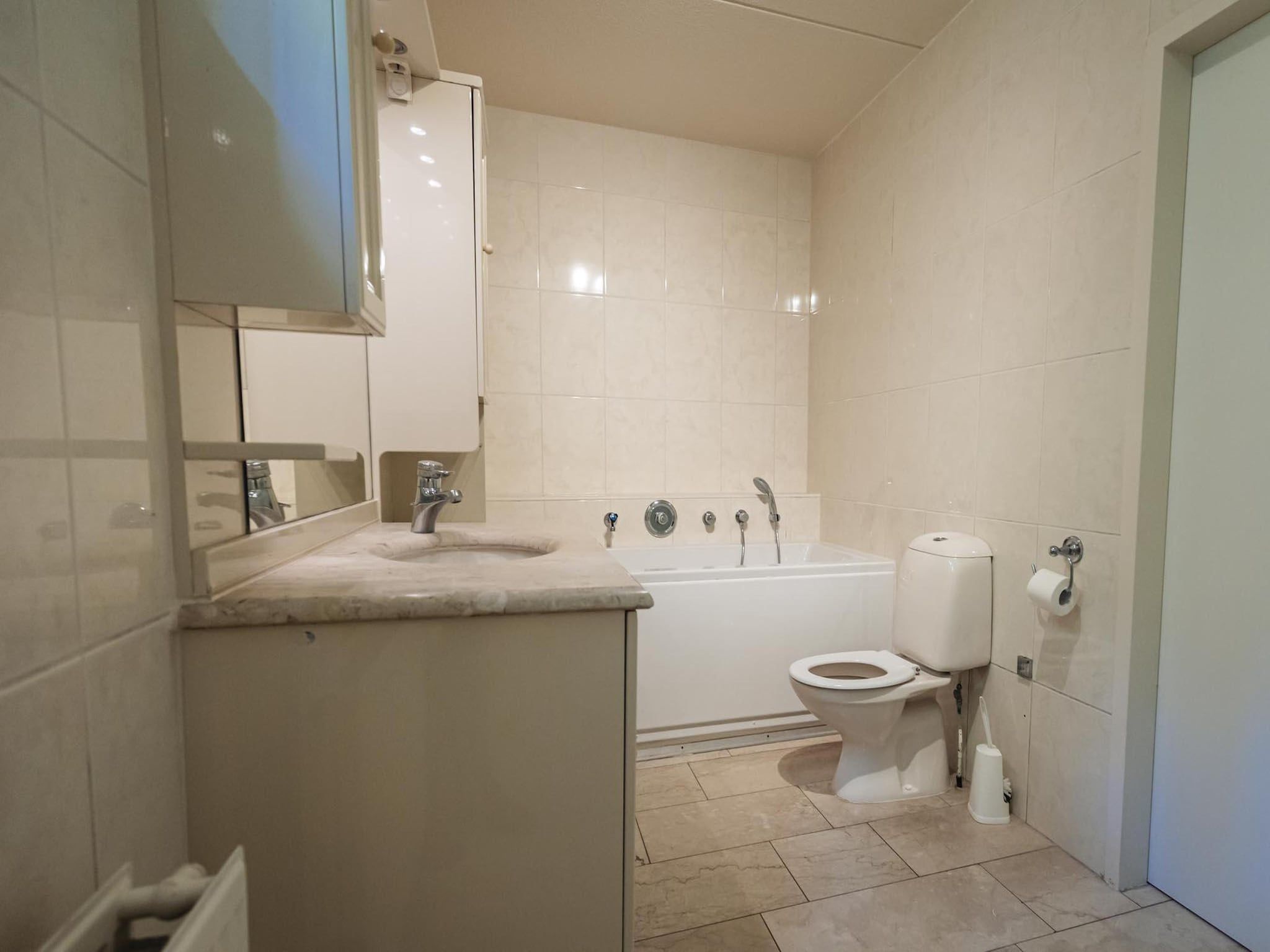 De badkamer van 12 - Persons Family Bungalow in Ewijk