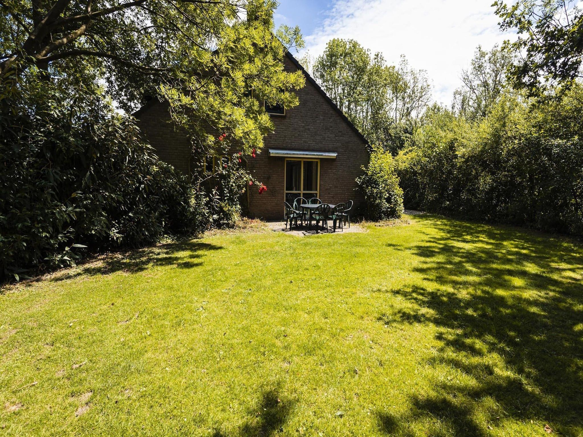 Het terras van 12 - Persons Family Bungalow in Ewijk