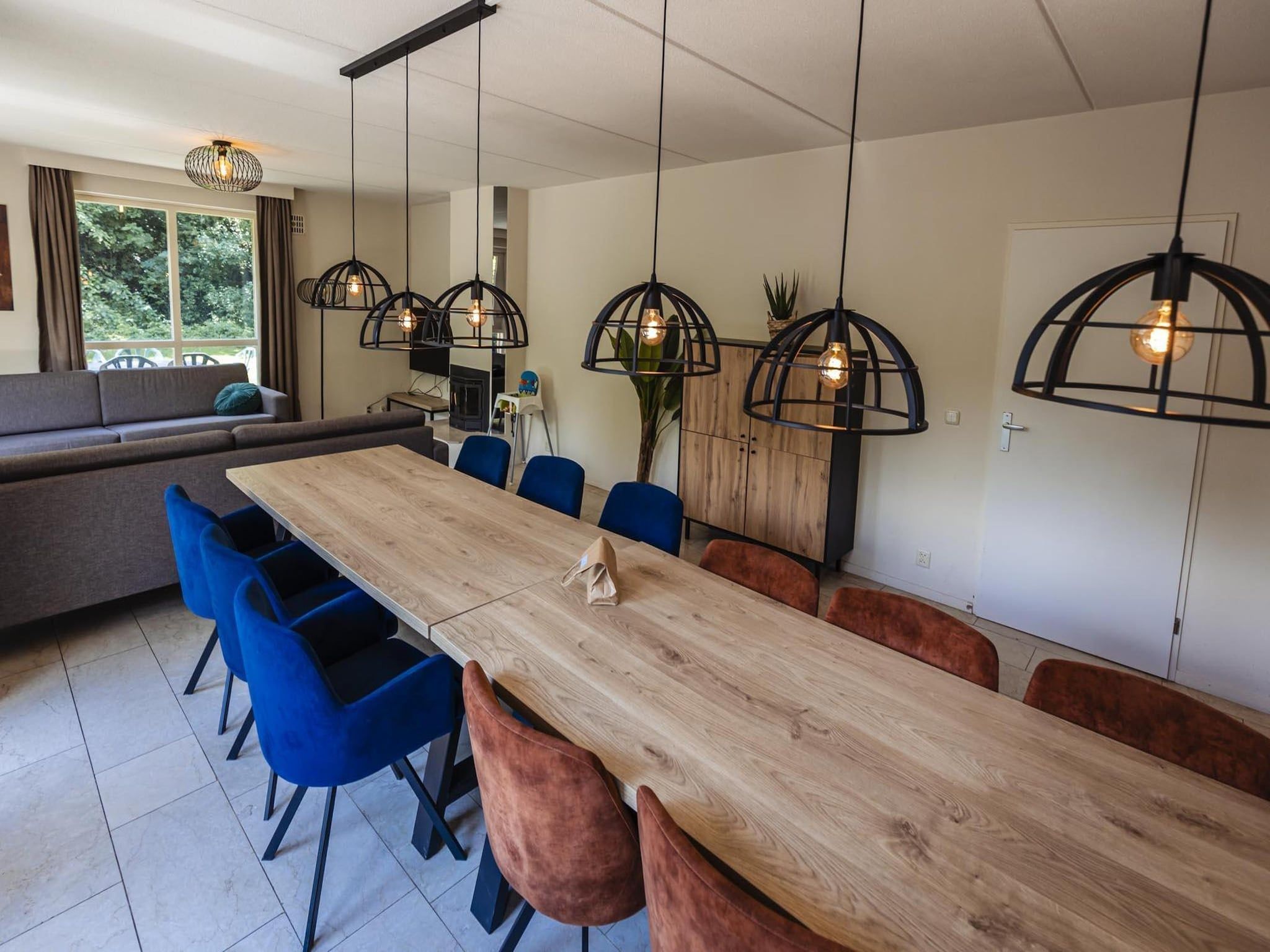 De eetkamer van 12 - Persons Family Bungalow in Ewijk