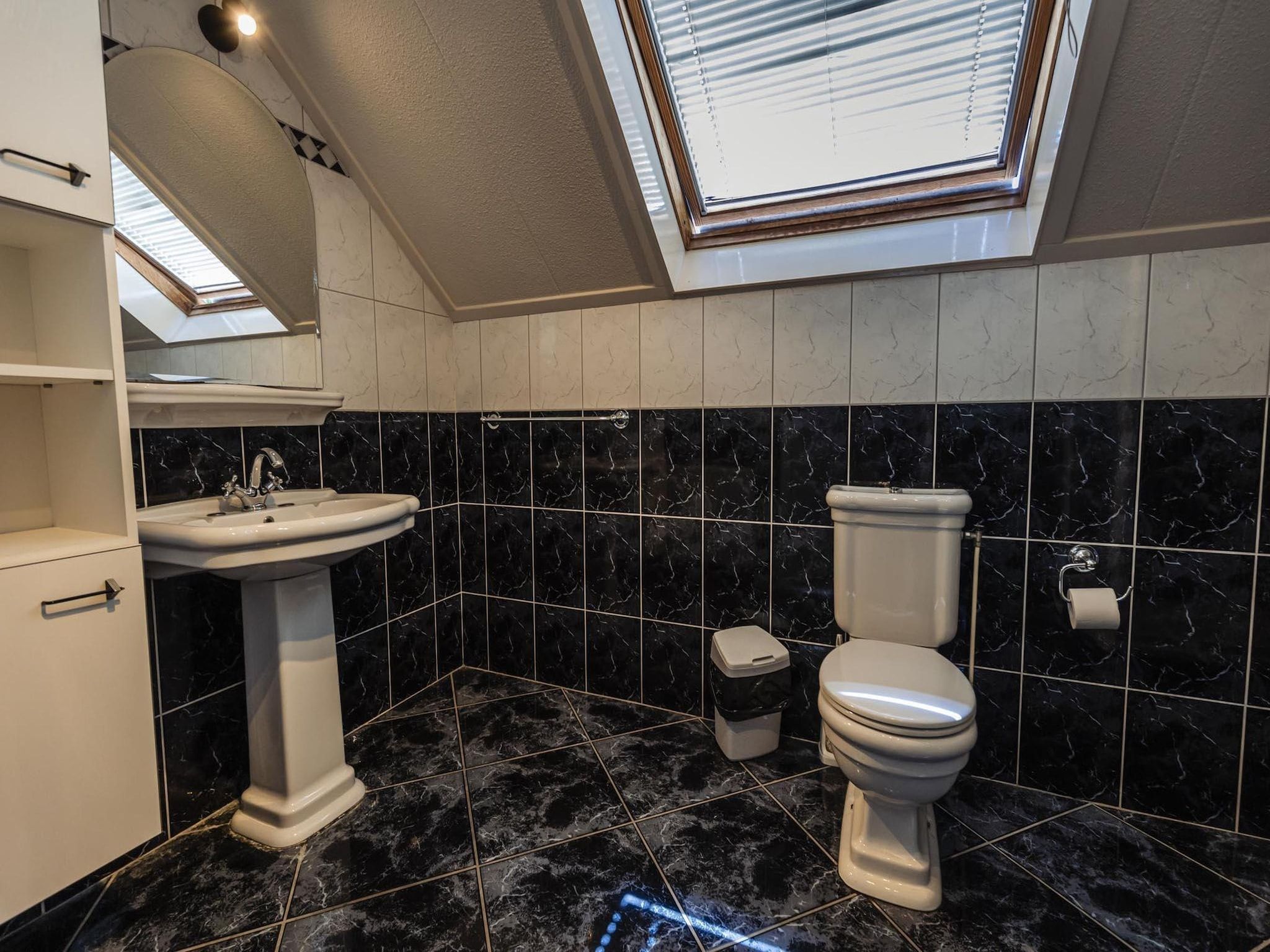 De badkamer van 12 - Persons Family Bungalow in Ewijk