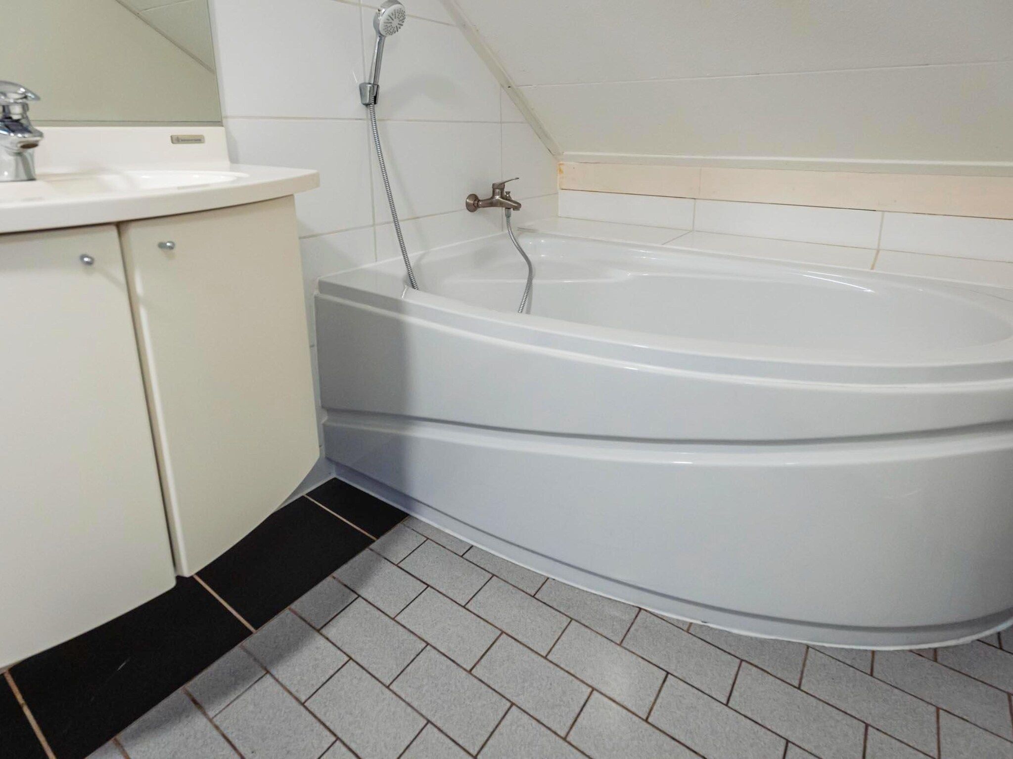 De badkamer van 16 - Persons Family bungalow in Ewijk