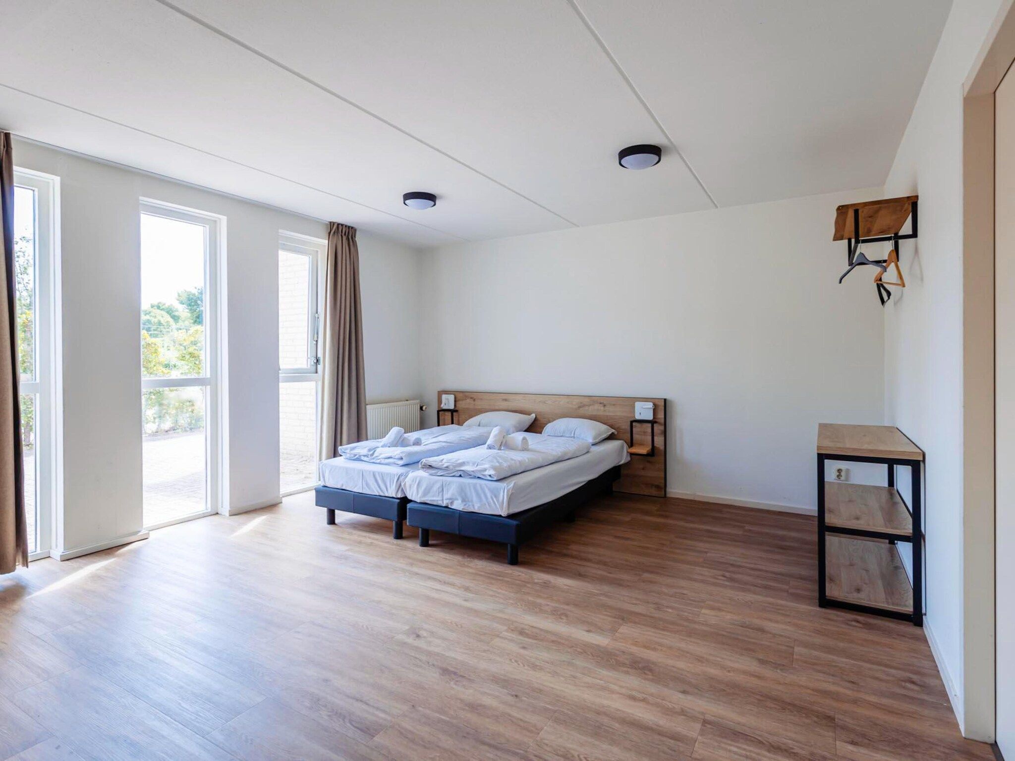 Een slaapkamer van 16 - Persons Family bungalow in Ewijk