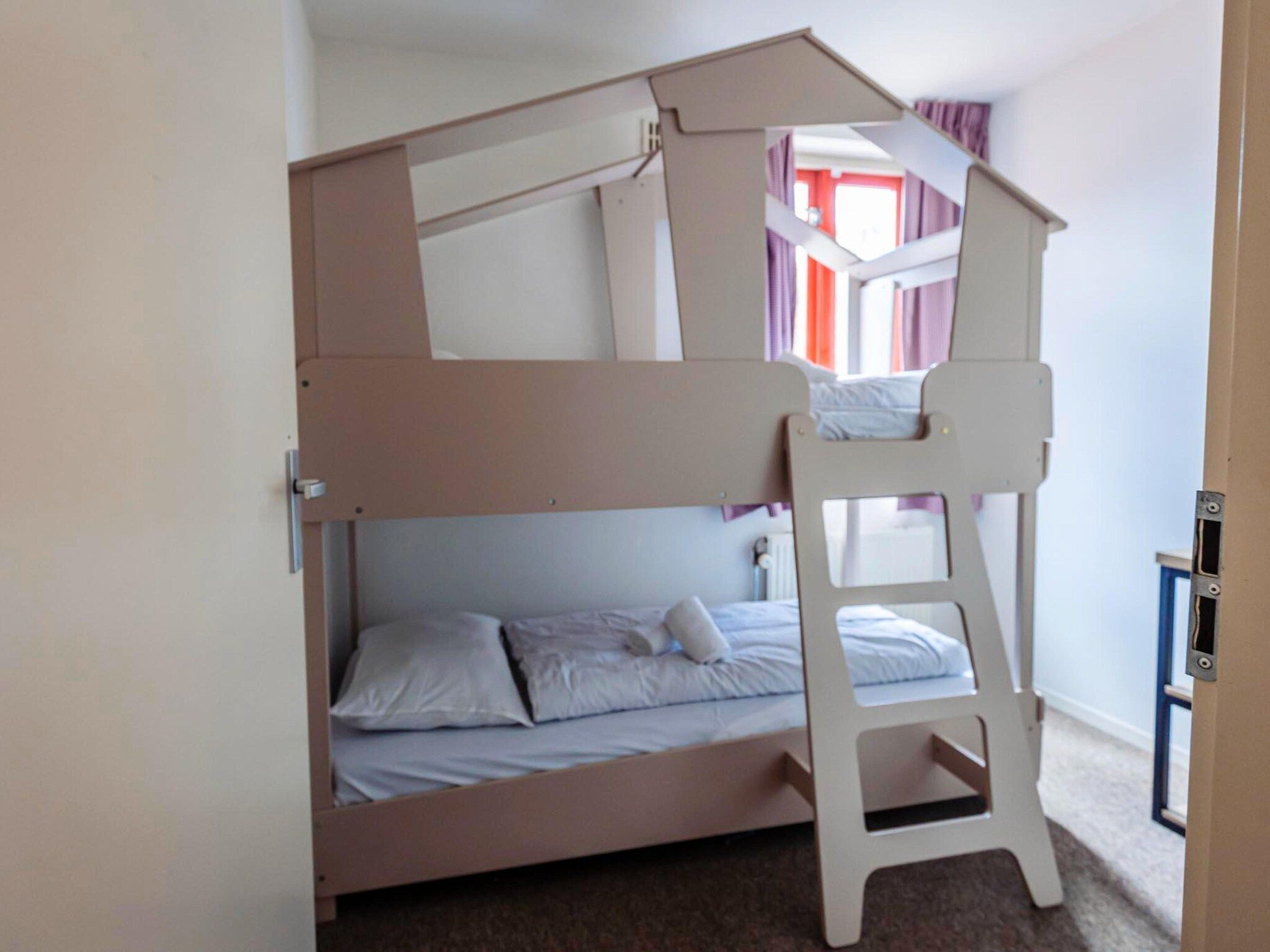 Een slaapkamer van 16 - Persons Family bungalow in Ewijk