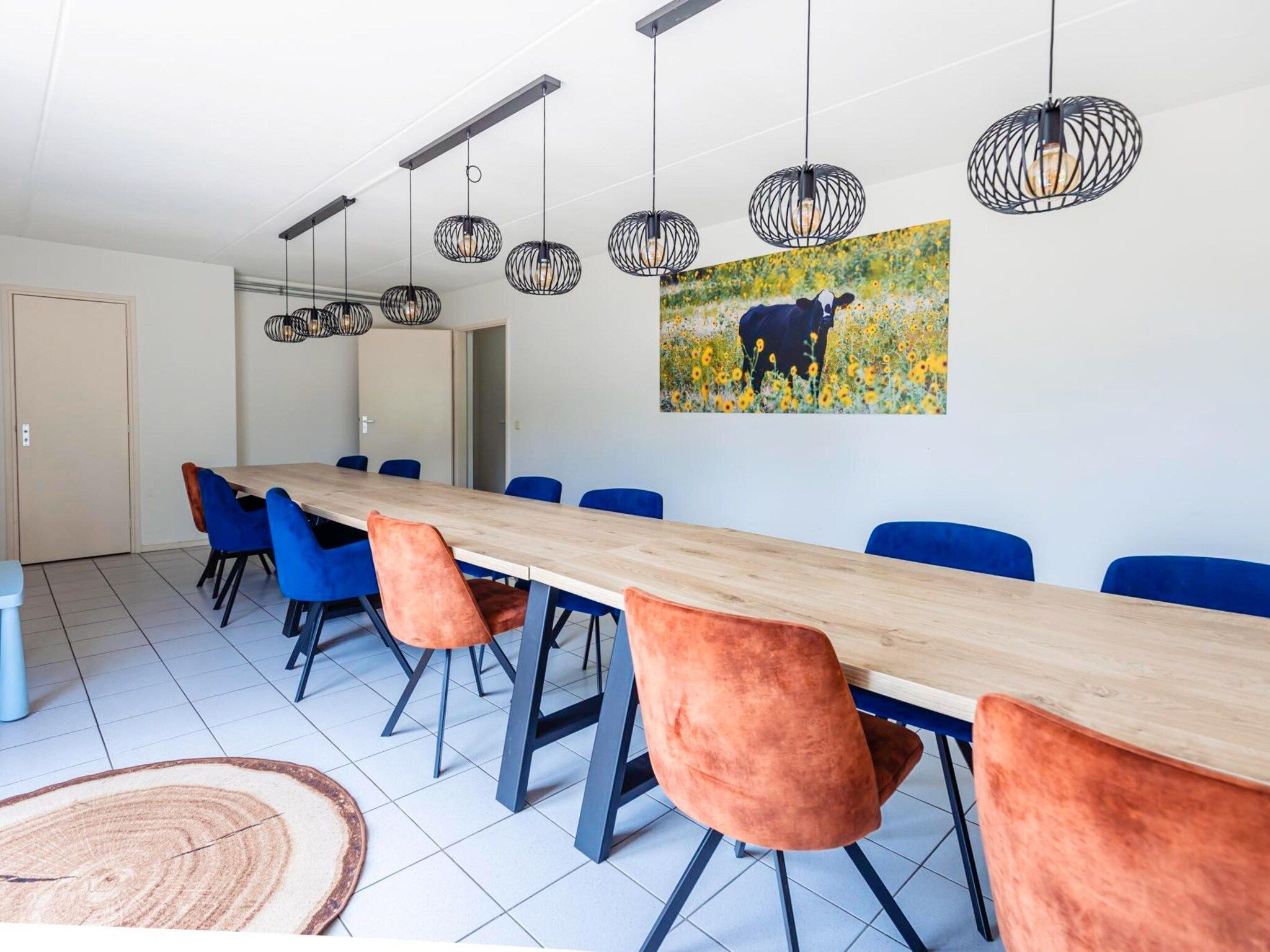 De eetkamer van 16 - Persons Family bungalow in Ewijk