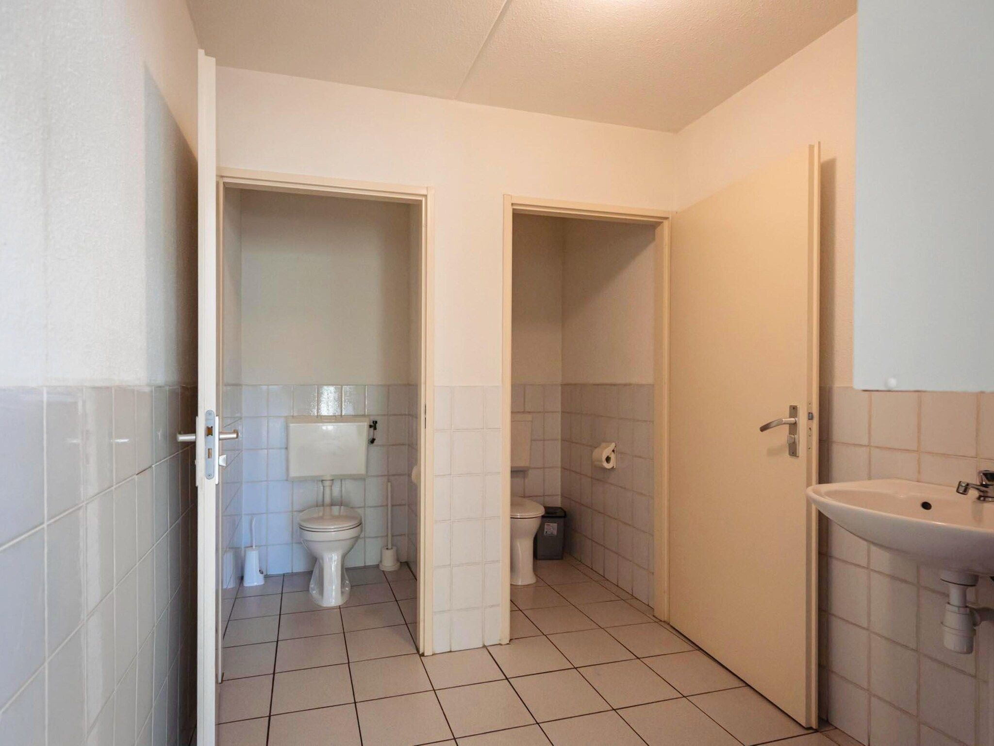 De badkamer van 16 - Persons Family bungalow in Ewijk