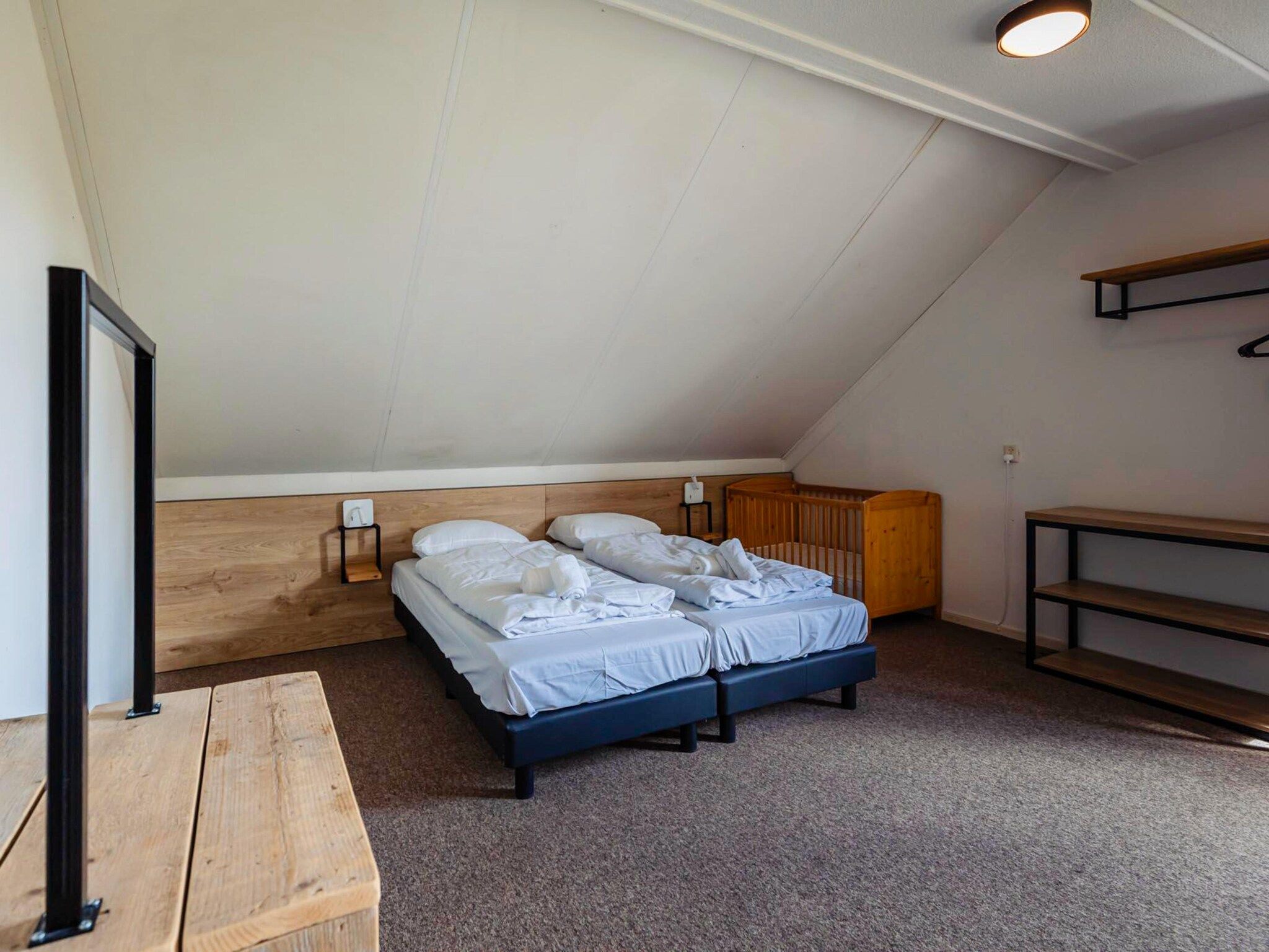 Een slaapkamer van 16 - Persons Family bungalow in Ewijk