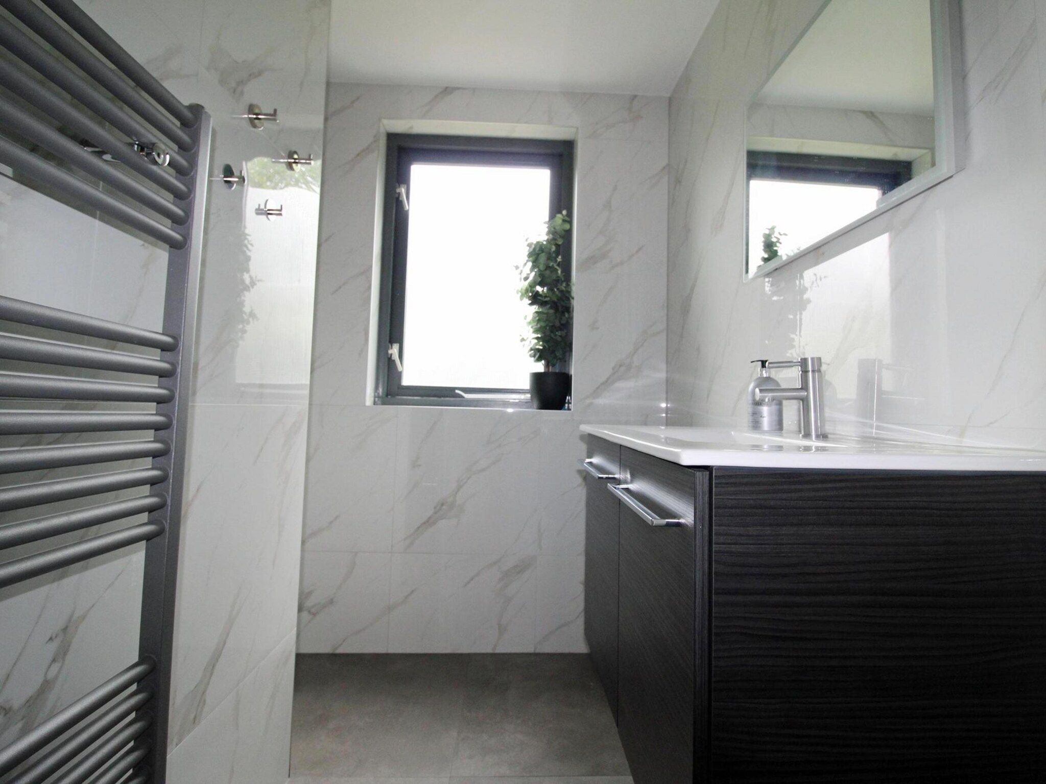 De badkamer van 6 - Persons Bungalow La Moufflon in Ewijk