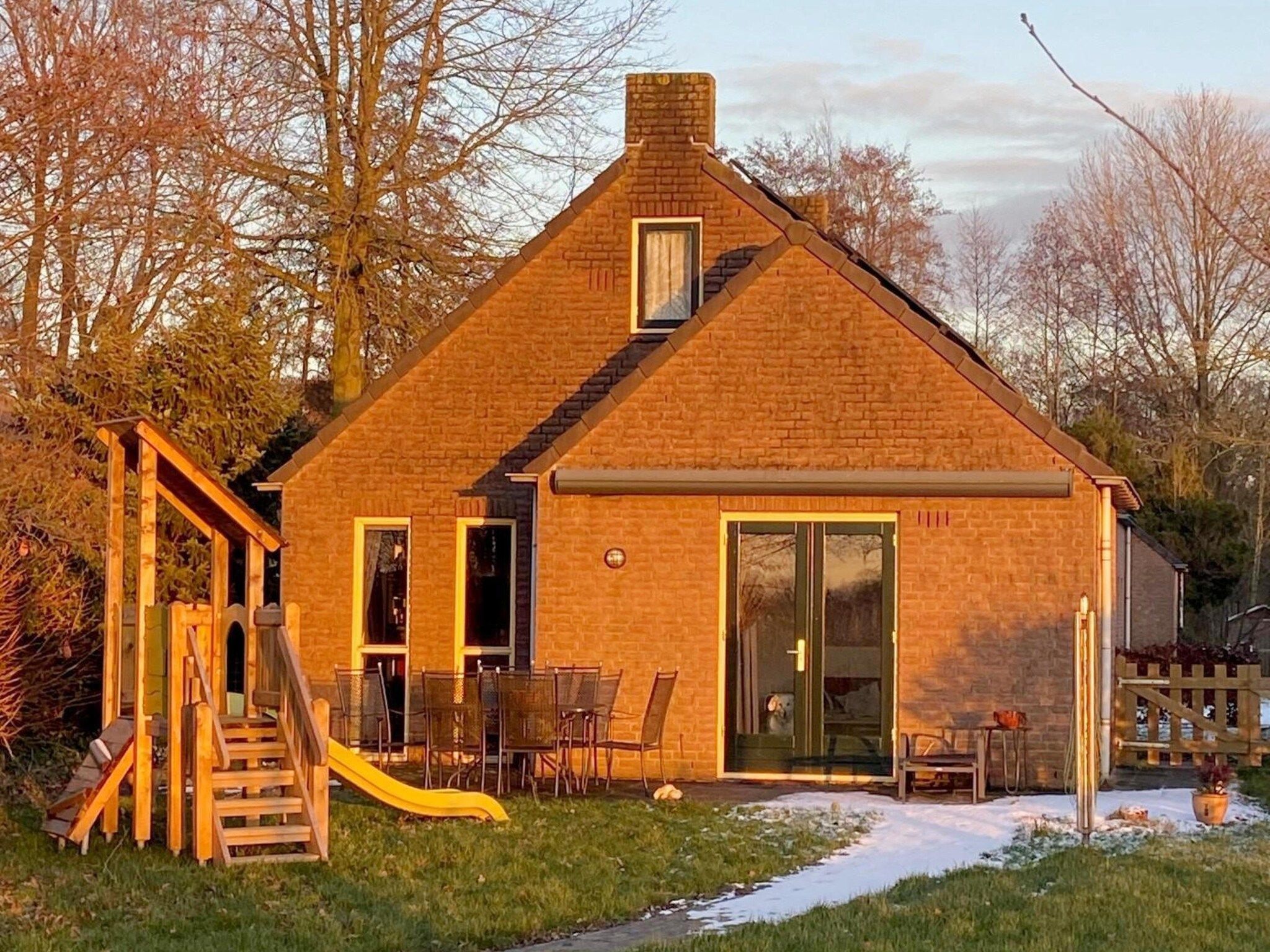 De buitenkant van 6 - Person Forest Pet & Family Bungalow in Ewijk