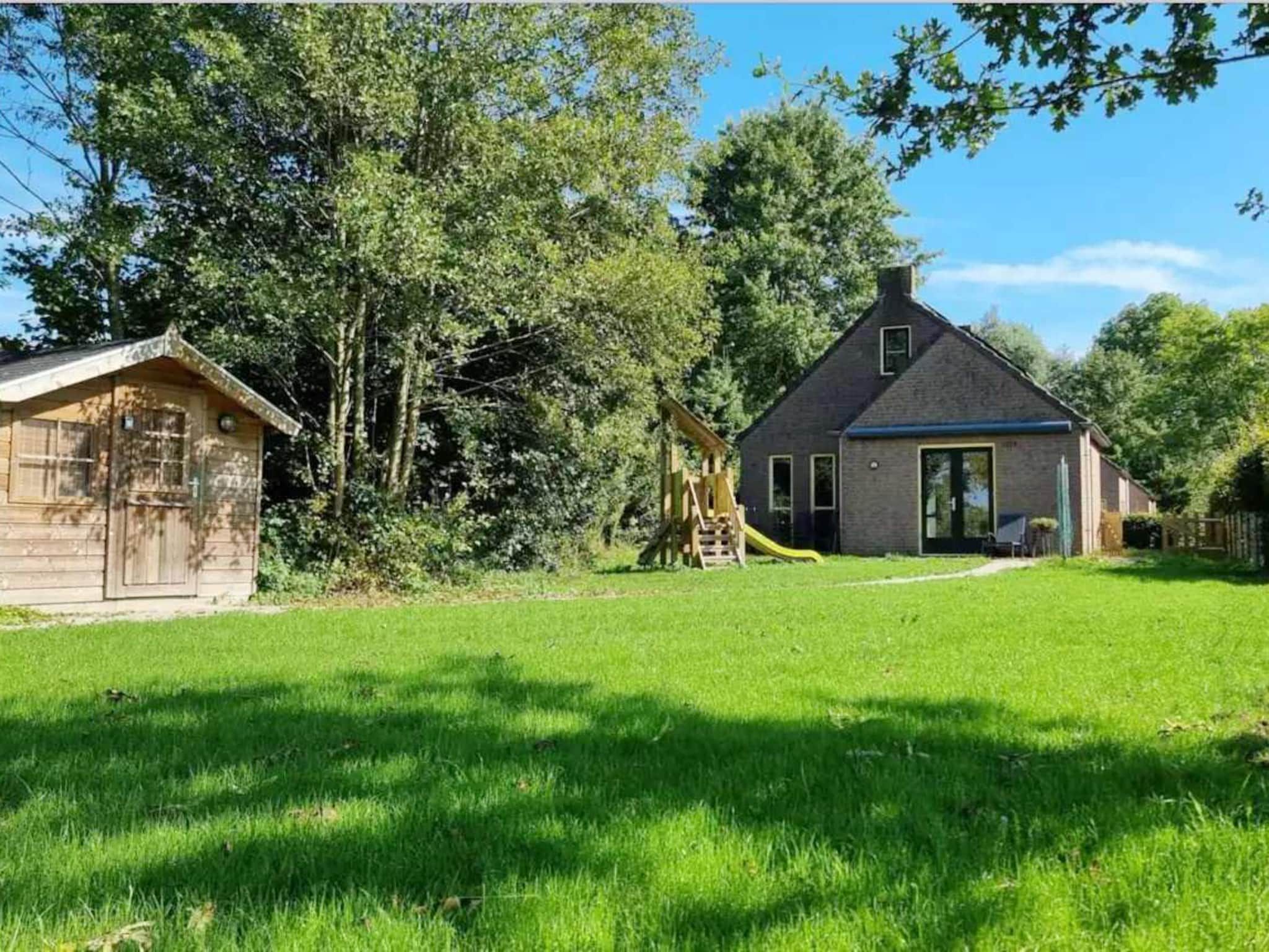 De tuin van 6 - Person Forest Pet & Family Bungalow in Ewijk