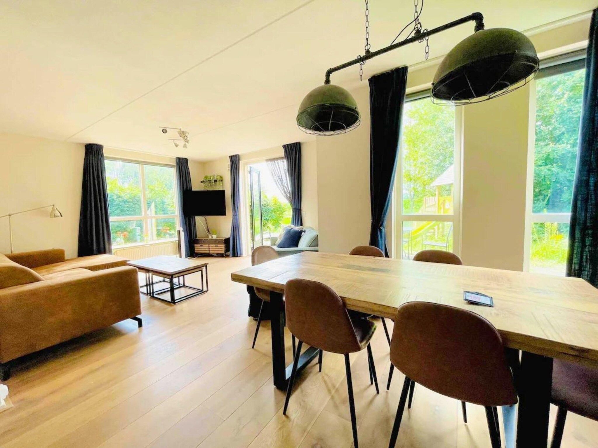 De eetkamer van 6 - Person Forest Pet & Family Bungalow in Ewijk