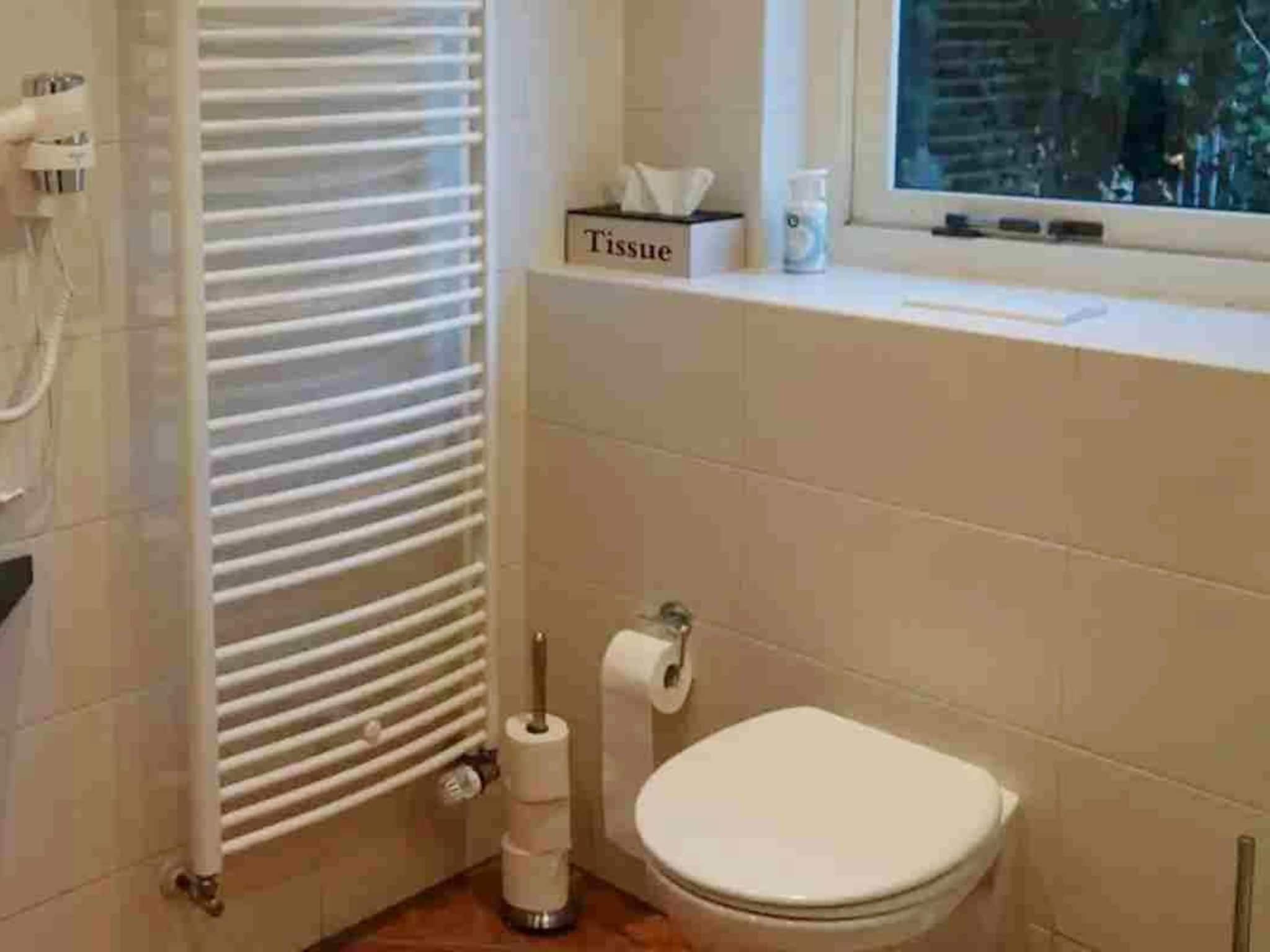 De badkamer van 6 - Person Forest Pet & Family Bungalow in Ewijk