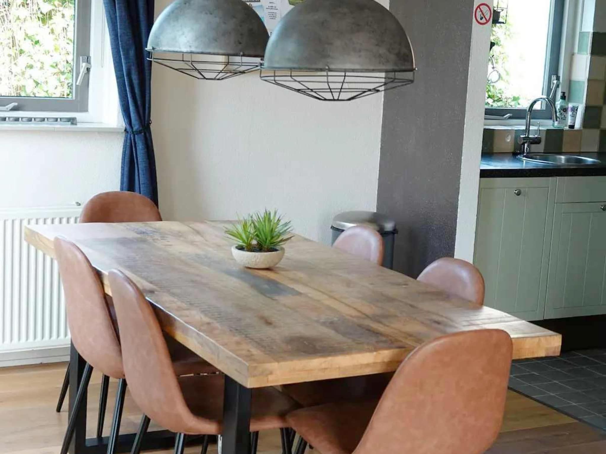 De eetkamer van 6 - Person Forest Pet & Family Bungalow in Ewijk