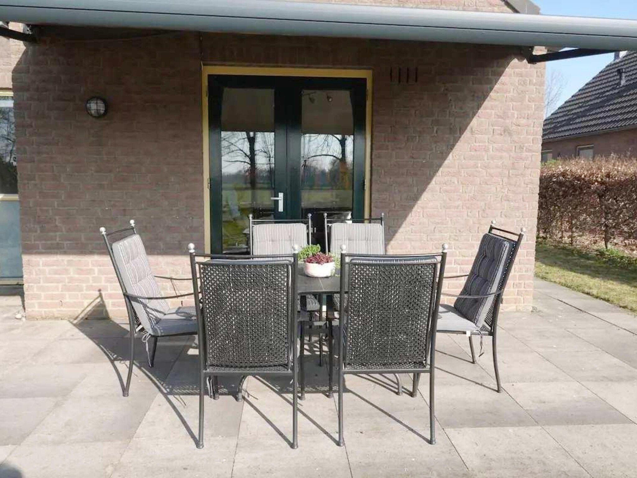 Het terras van 6 - Person Forest Pet & Family Bungalow in Ewijk