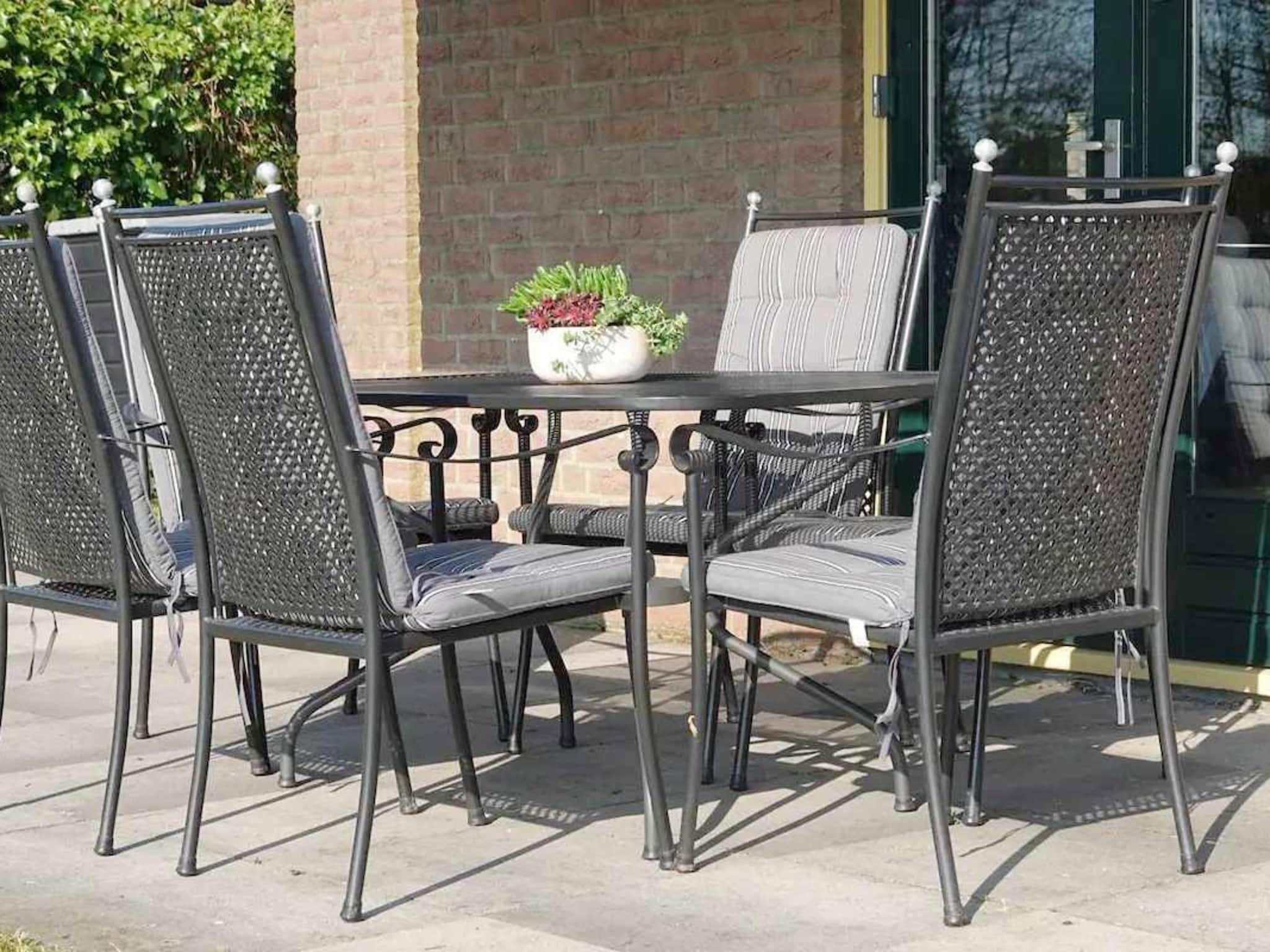 Het terras van 6 - Person Forest Pet & Family Bungalow in Ewijk