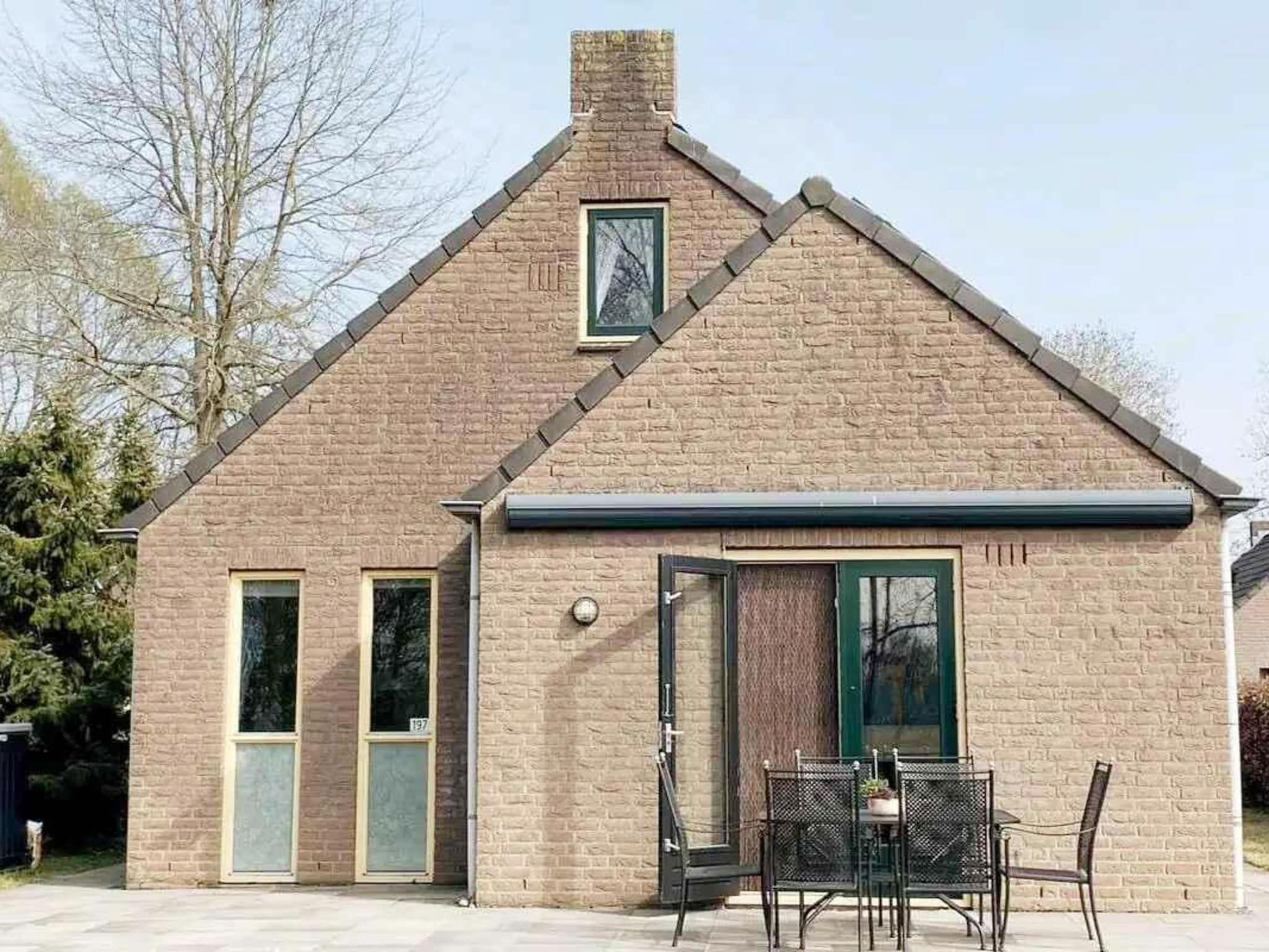 De buitenkant van 6 - Person Forest Pet & Family Bungalow in Ewijk
