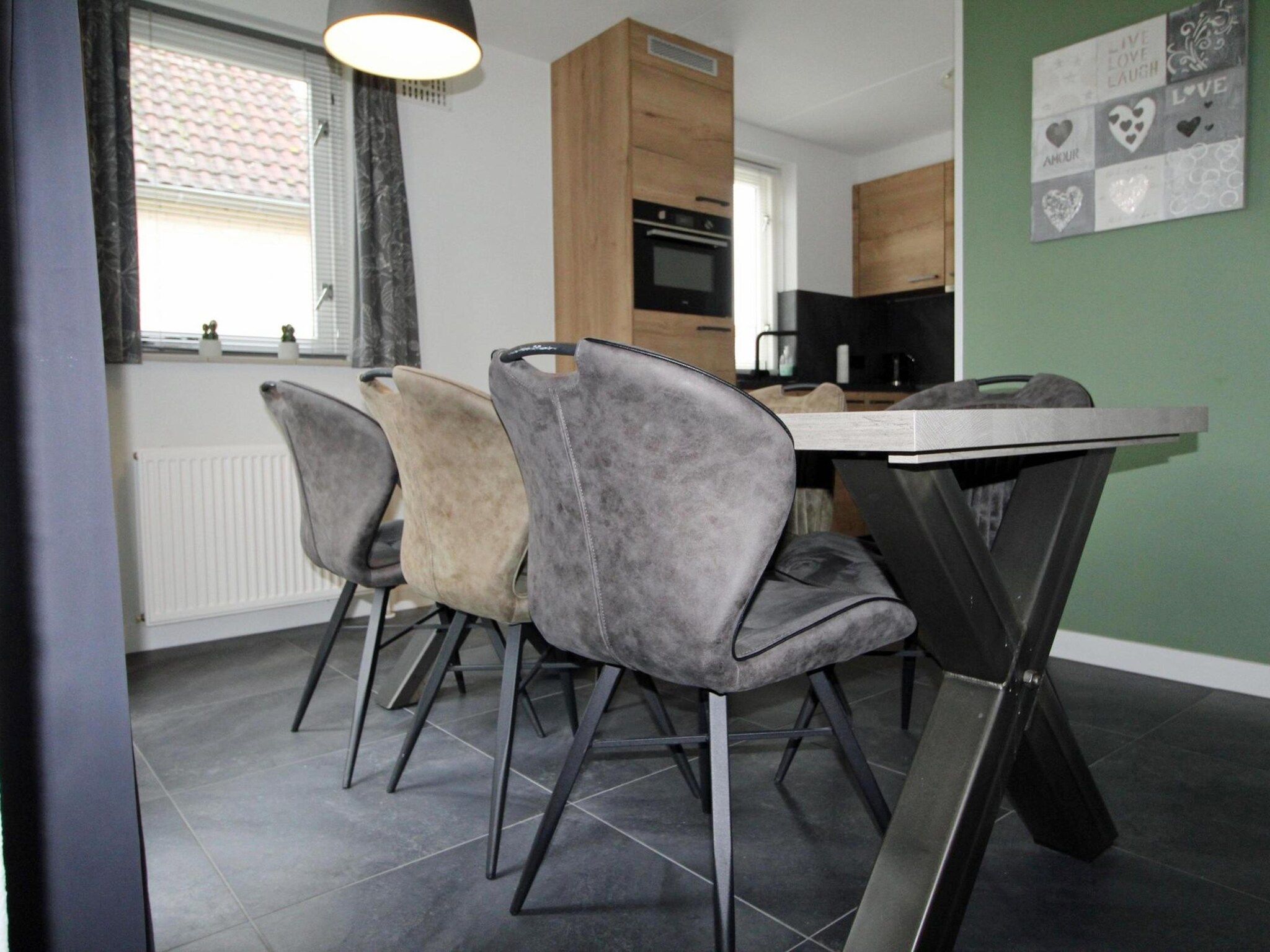 De eetkamer van 6 - Person Forest 28 Bungalow in Ewijk