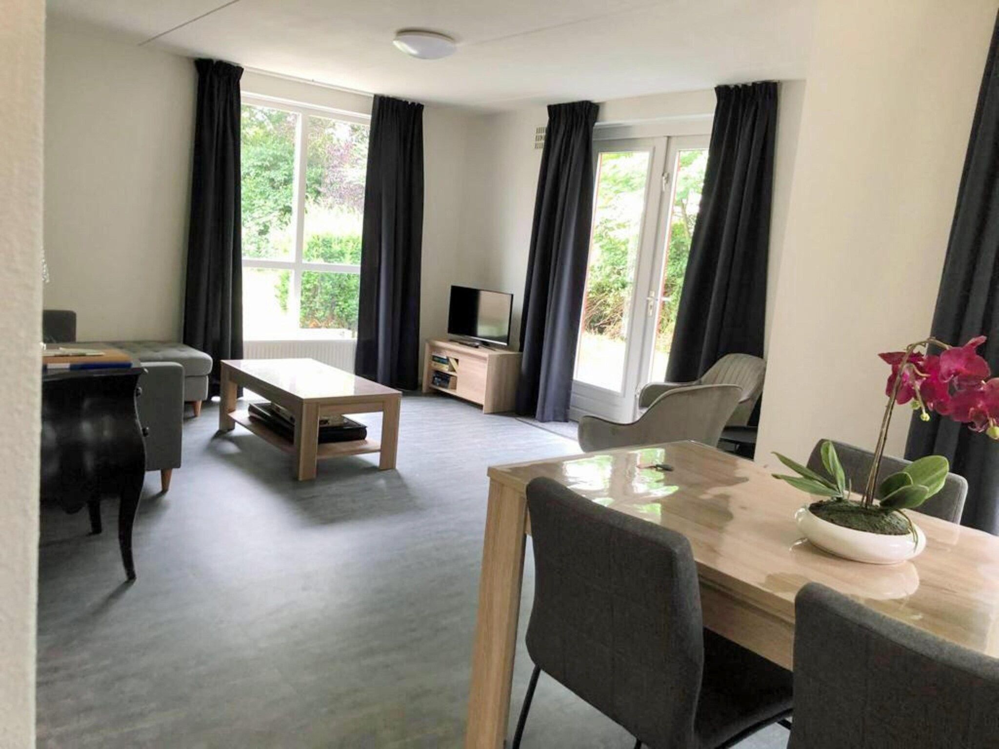 De eetkamer van 5 - Person Forest 10 Bungalow in Ewijk