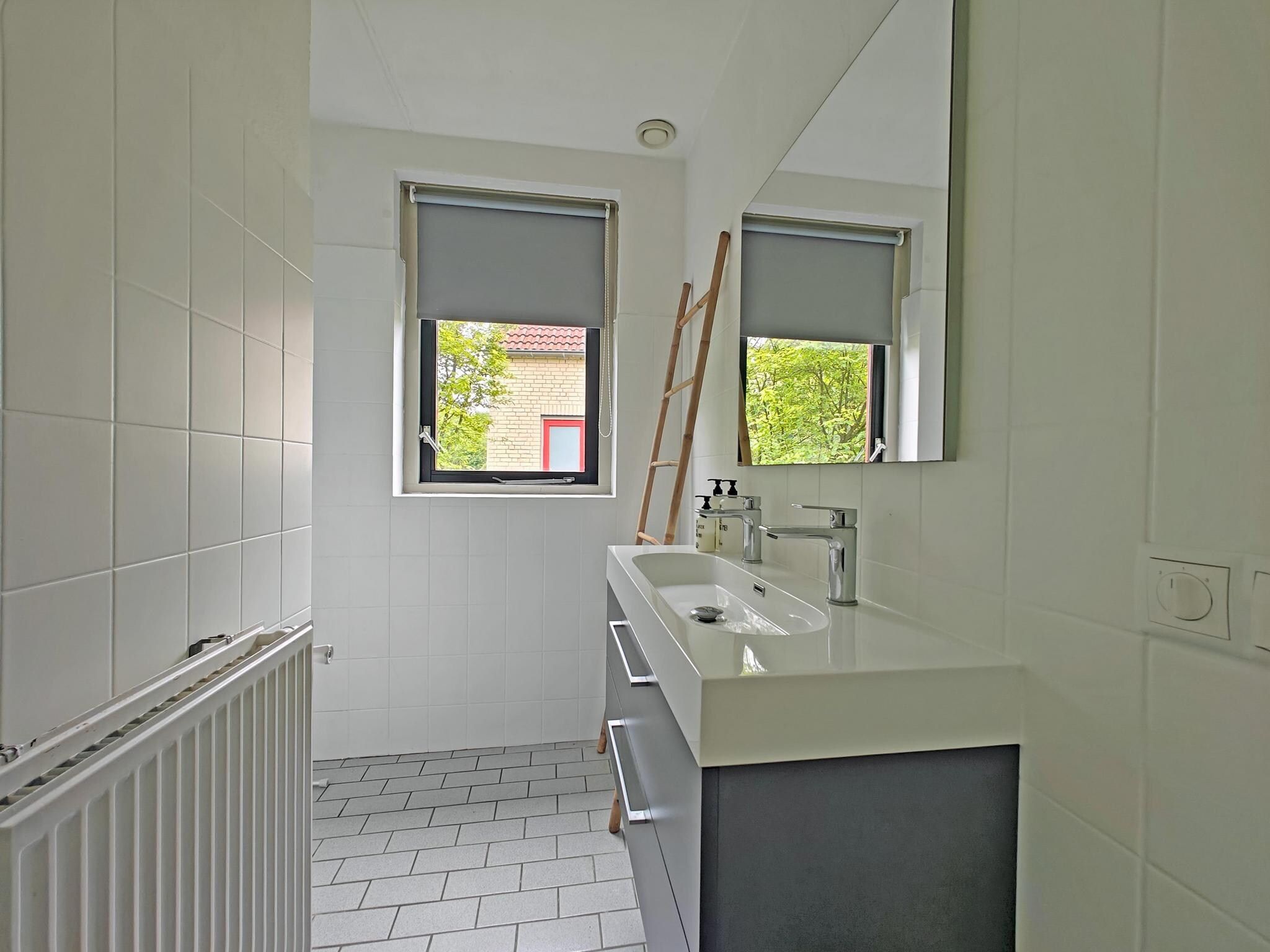 De badkamer van 4 - Persons Lakeside Bungalow (copy) (copy) in Ewijk