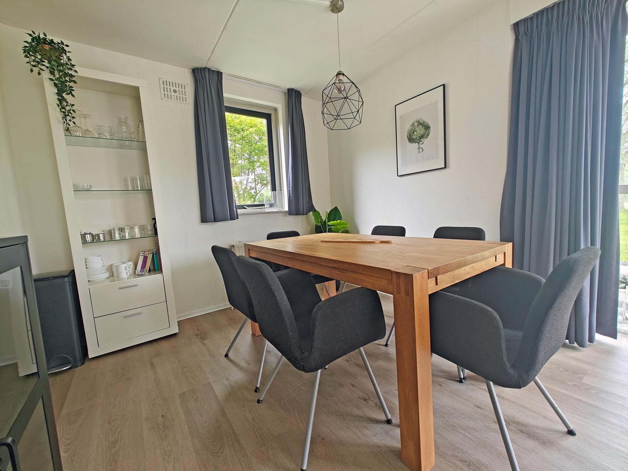 De eetkamer van 4 - Persons Lakeside Bungalow (copy) (copy) in Ewijk