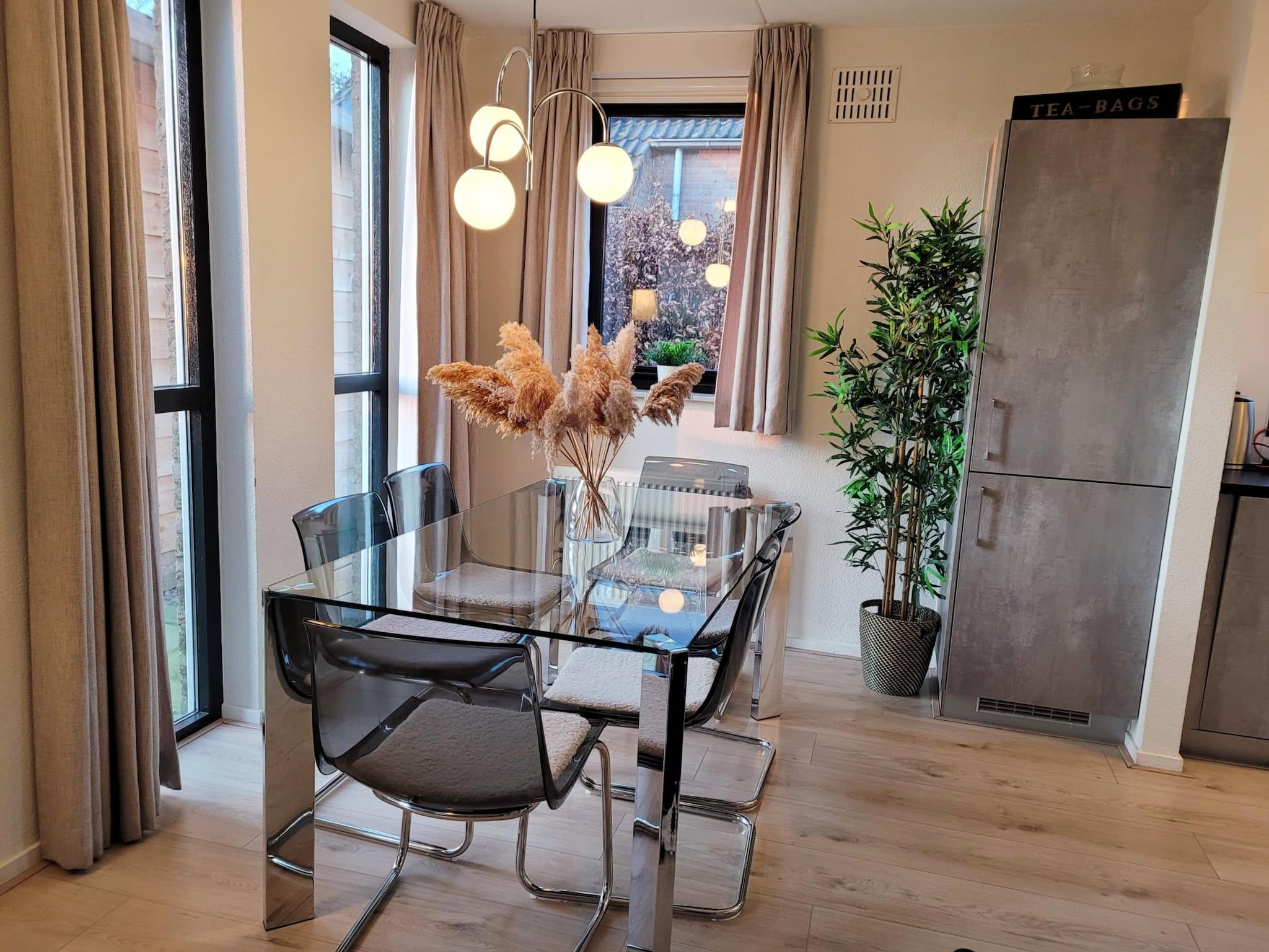 De eetkamer van 6 - Person Forest Pet & Family Bungalow in Ewijk