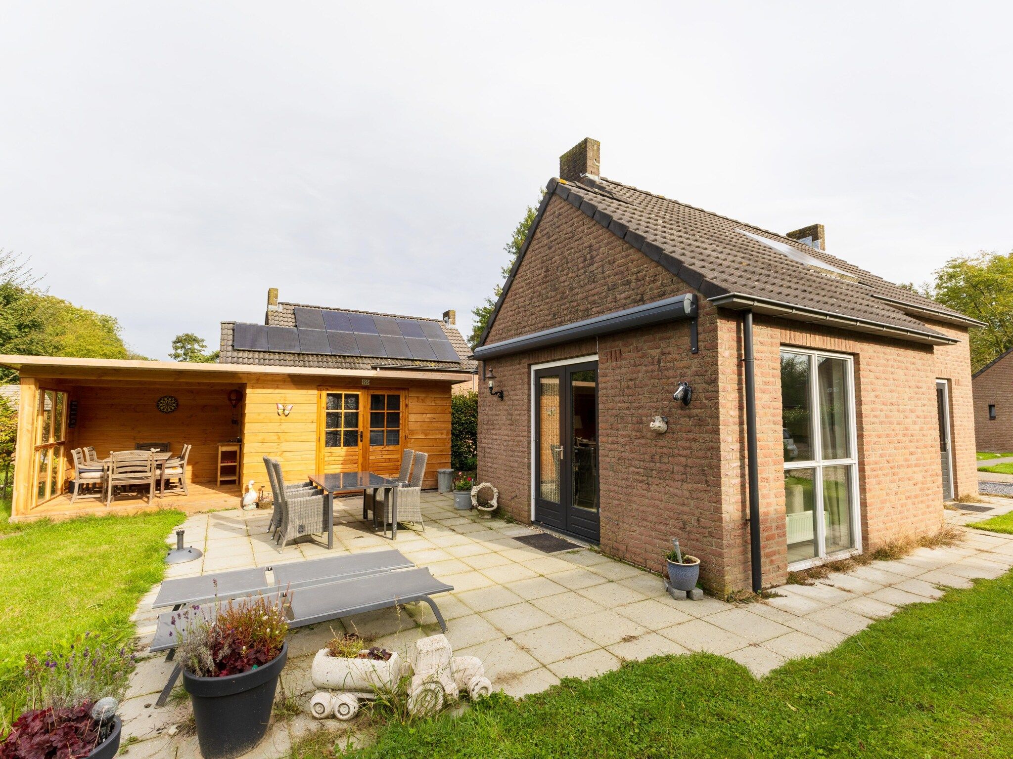 Het terras van 6 - Person Forest Pet & Family Bungalow in Ewijk