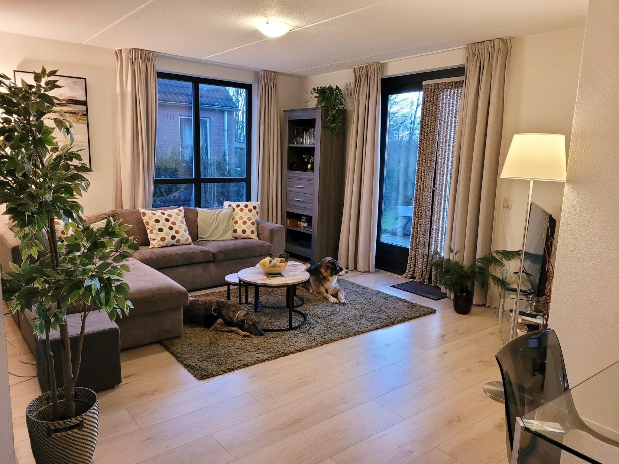 De woonkamer van 6 - Person Forest Pet & Family Bungalow in Ewijk