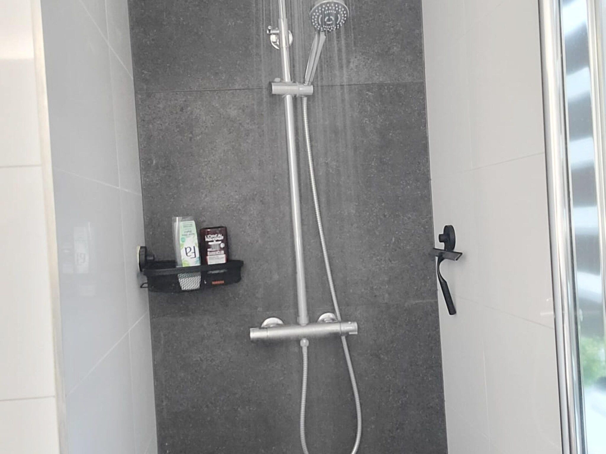 De badkamer van 6 - Persons Forest Bungalow (copy) in Ewijk