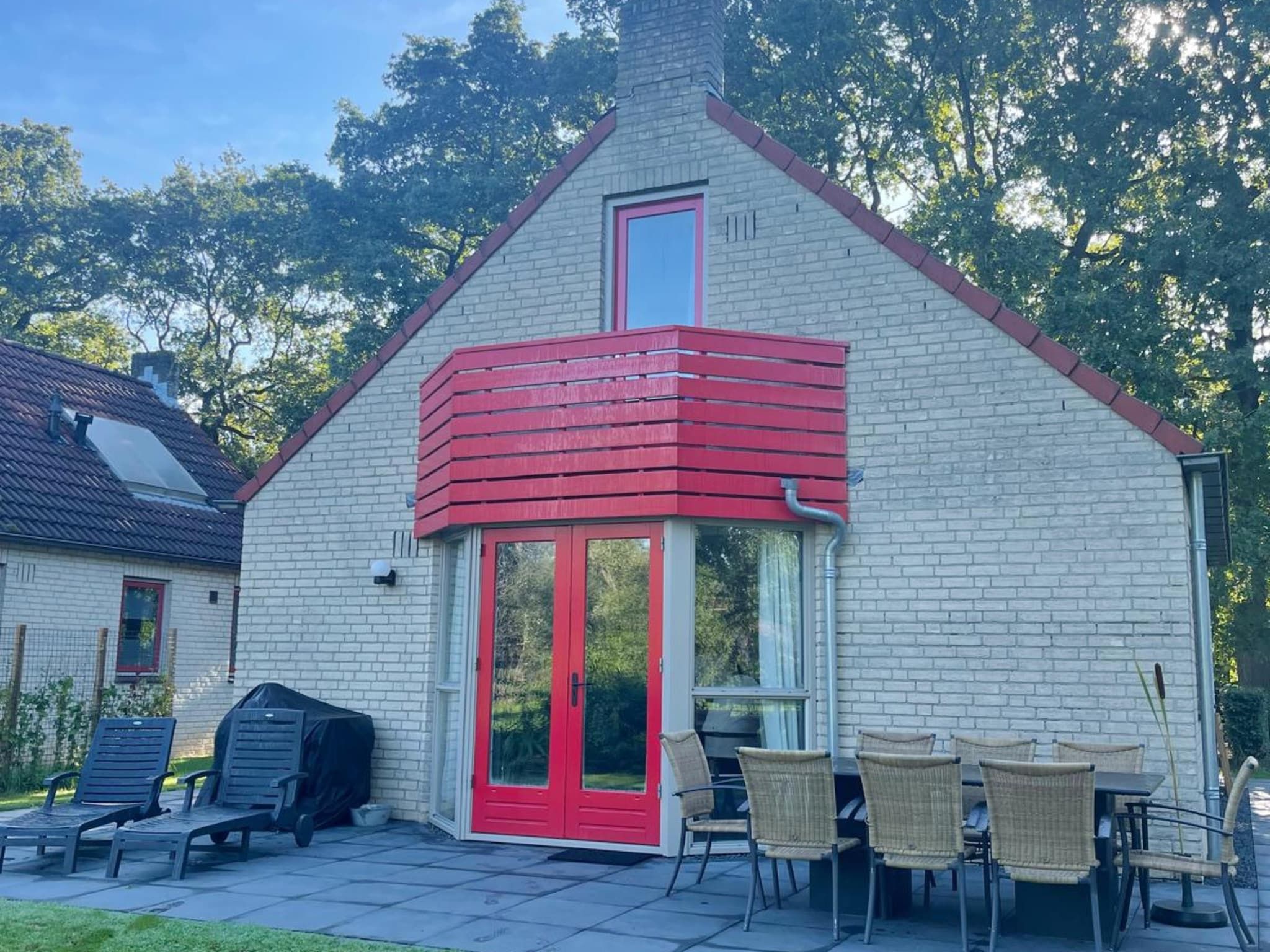 Het terras van 6 - Persons Lakeside Bungalow (copy) in Ewijk