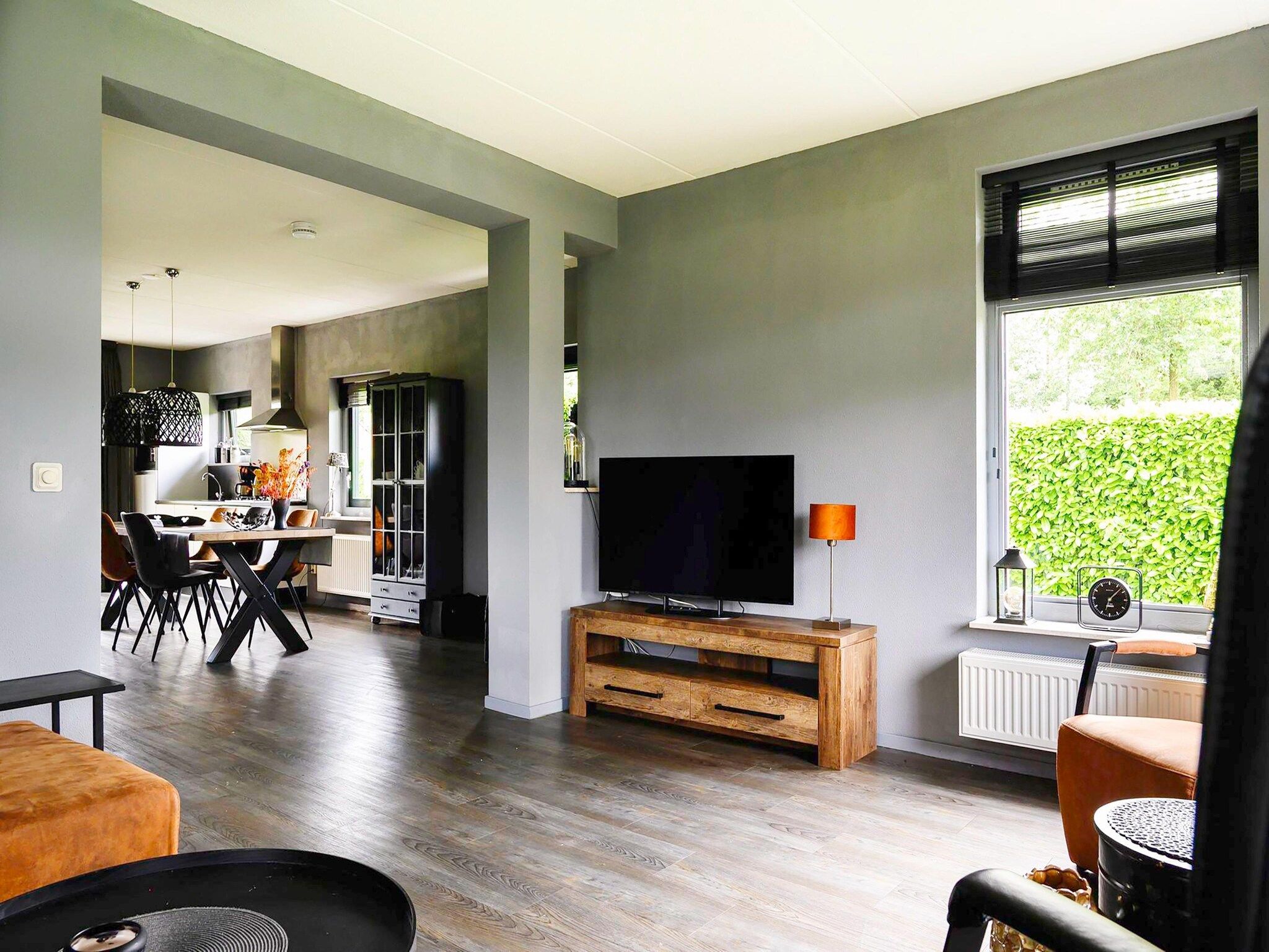 De woonkamer van 6 pers. Vosseberghuis Prestige met buitenspa in Vlagtwedde