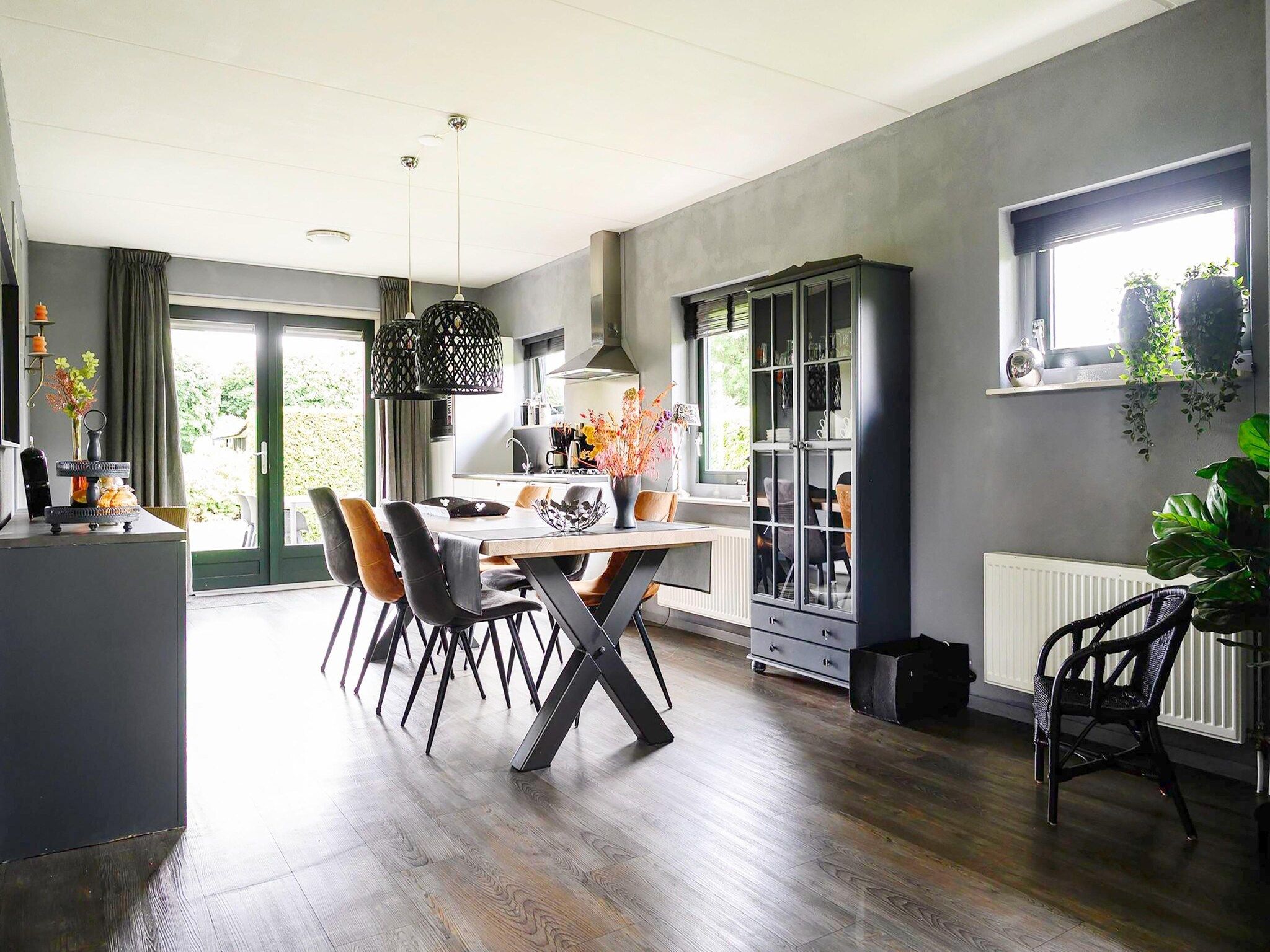 De eetkamer van 6 pers. Vosseberghuis Prestige met buitenspa in Vlagtwedde