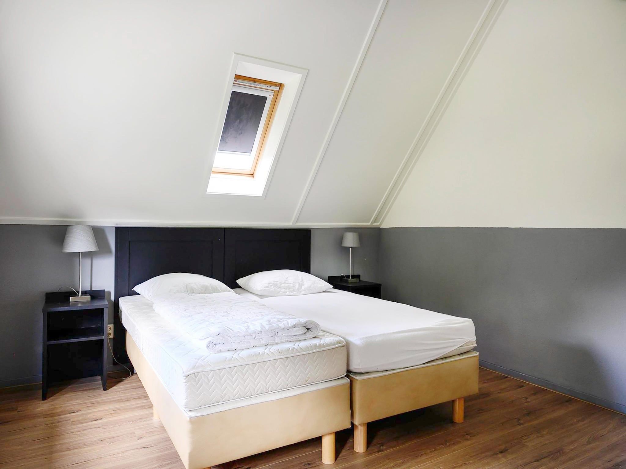 Een slaapkamer van 6 pers. Vosseberghuis Prestige met buitenspa in Vlagtwedde