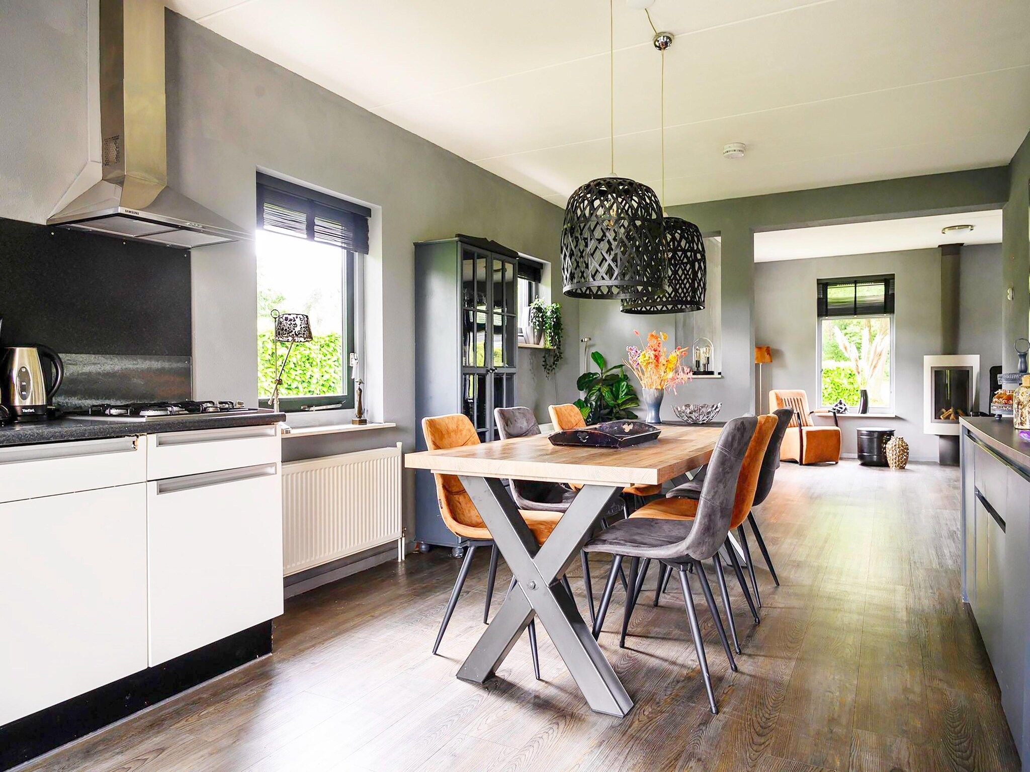 De eetkamer van 6 pers. Vosseberghuis Prestige met buitenspa in Vlagtwedde