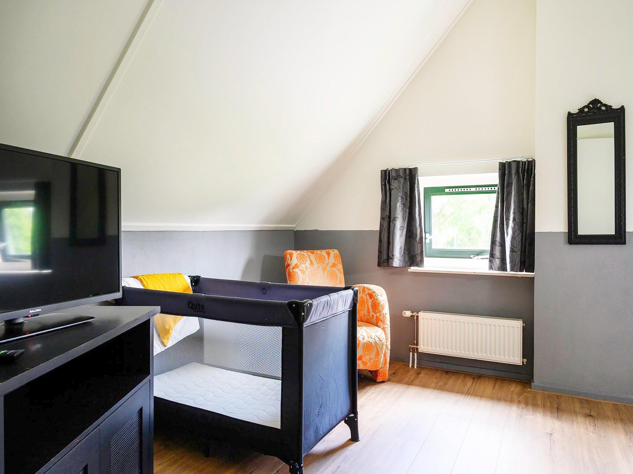 Een slaapkamer van 6 pers. Vosseberghuis Prestige met buitenspa in Vlagtwedde