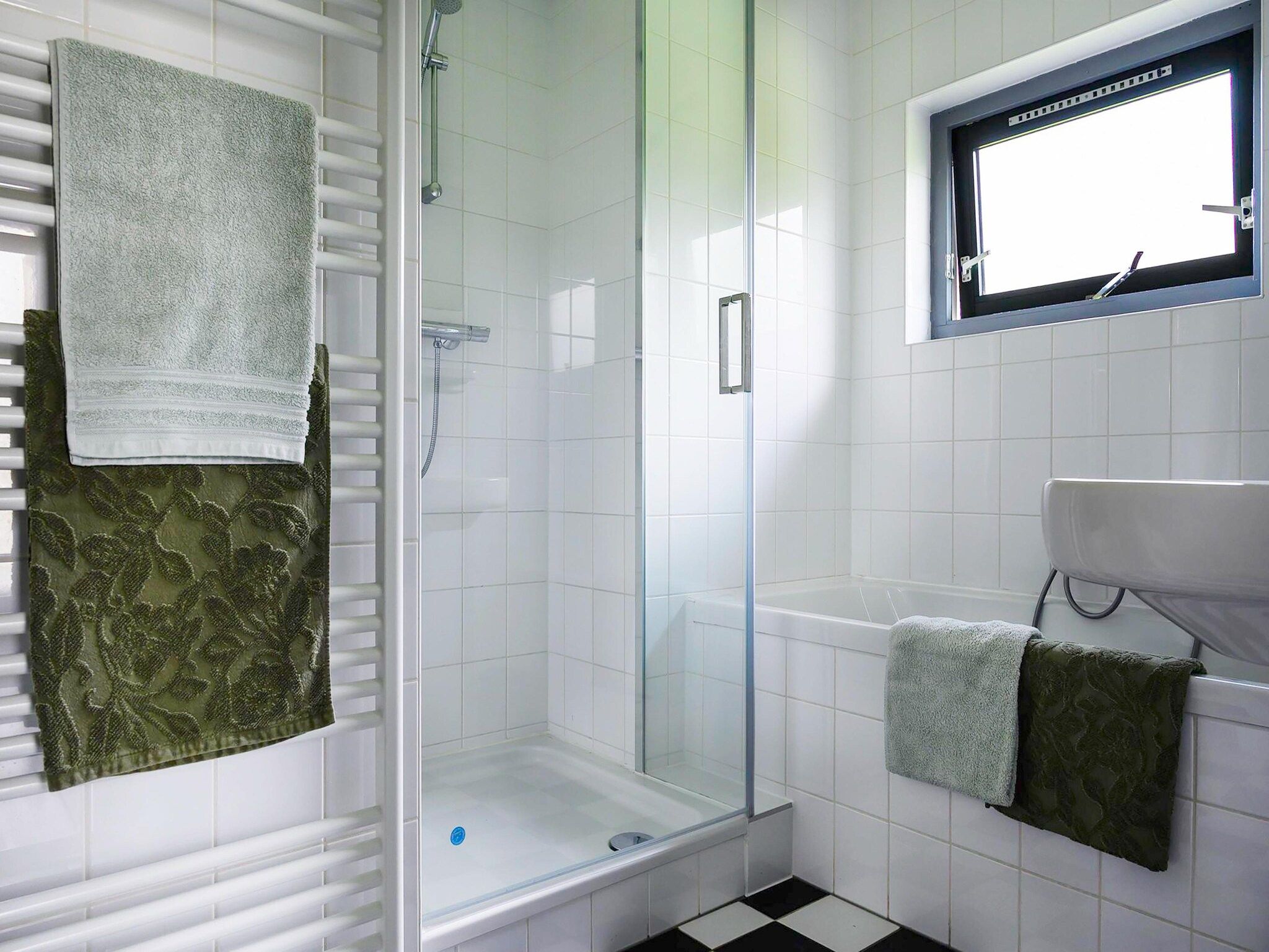 De badkamer van 6 pers. Vosseberghuis Prestige met buitenspa in Vlagtwedde