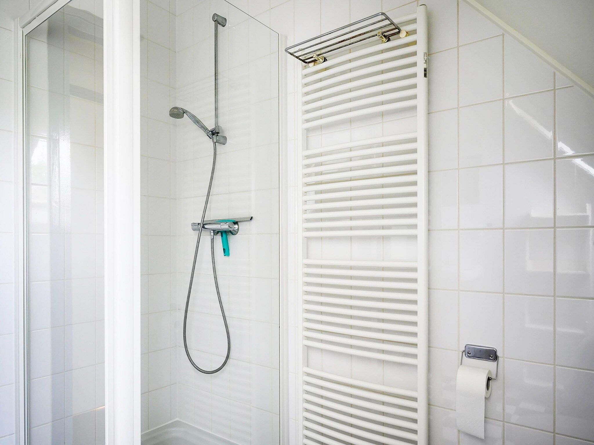 De badkamer van 6 pers. Vosseberghuis Prestige met buitenspa in Vlagtwedde