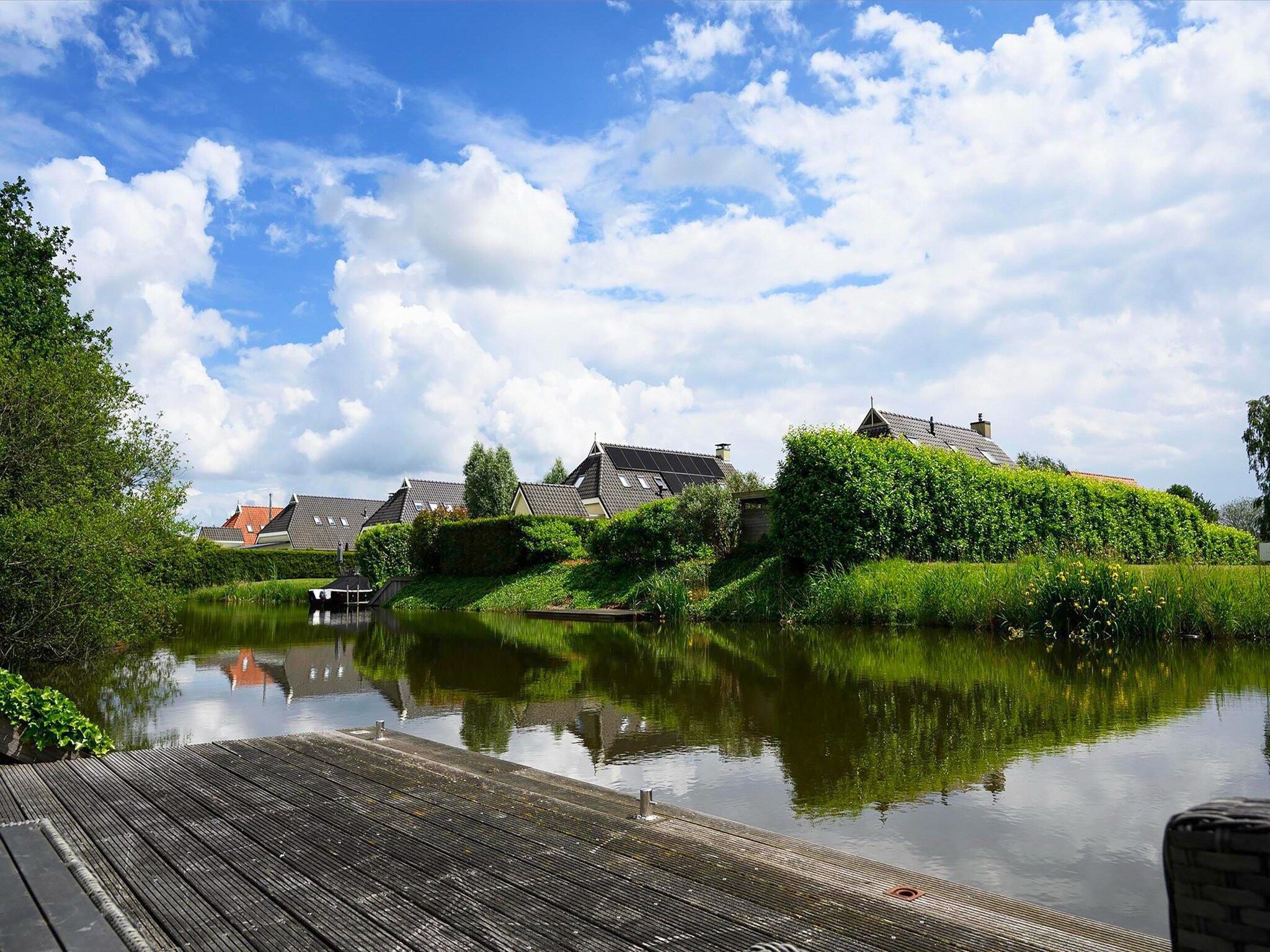 Het terras van 6 pers. Vosseberghuis Prestige met buitenspa in Vlagtwedde