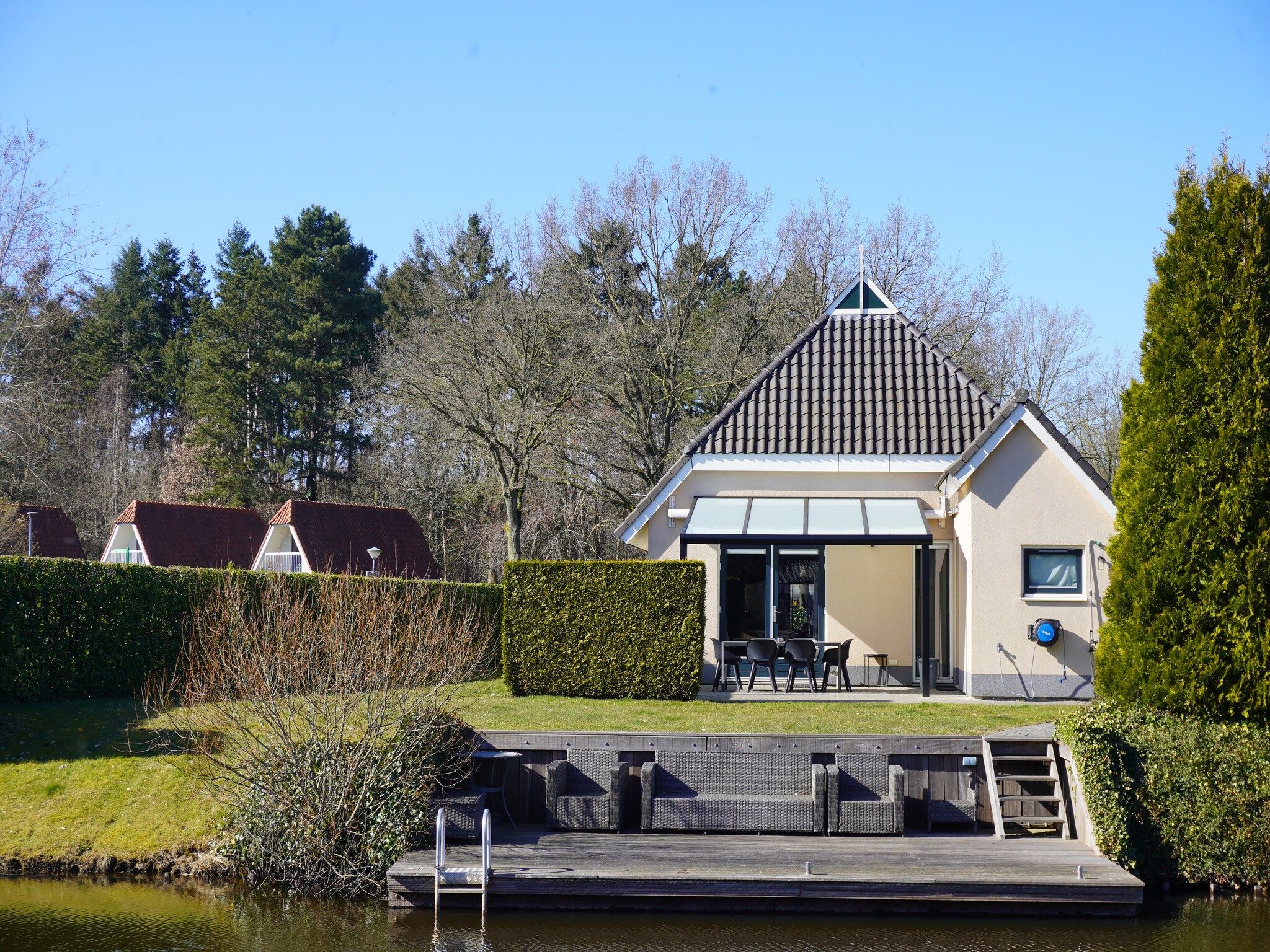 De buitenkant van 6 pers. Vosseberghuis Prestige met buitenspa in Vlagtwedde