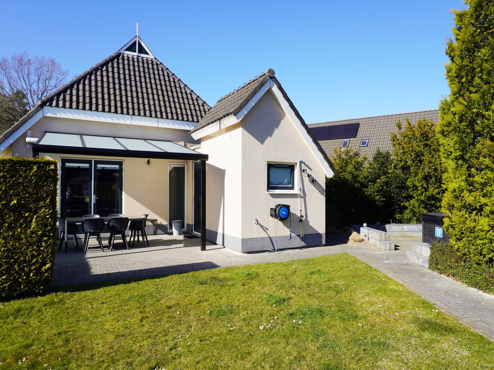 De buitenkant van 6 pers. Vosseberghuis Prestige met buitenspa in Vlagtwedde