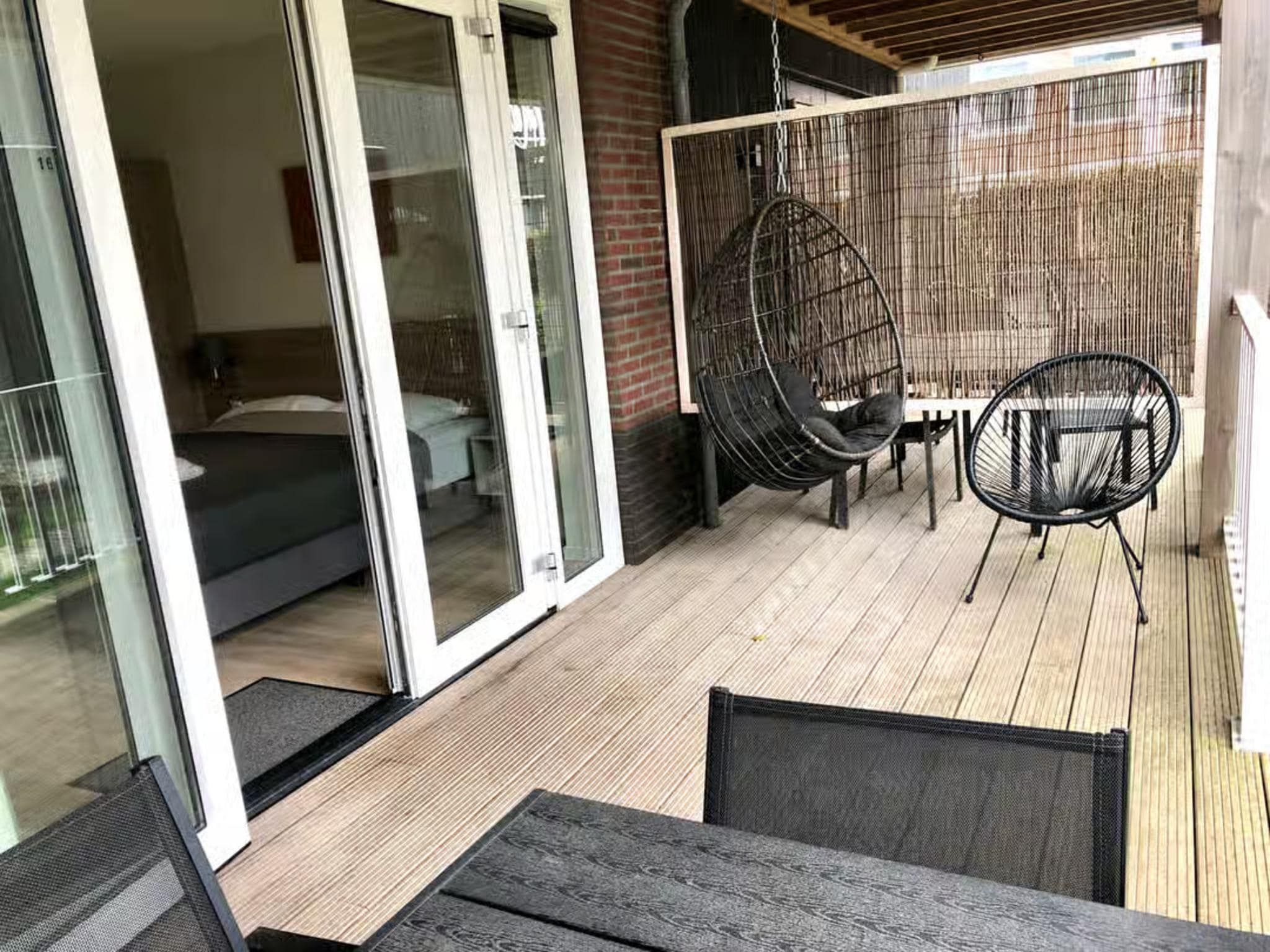 Het terras van Plein 40 Lodge 16 in Zoutelande