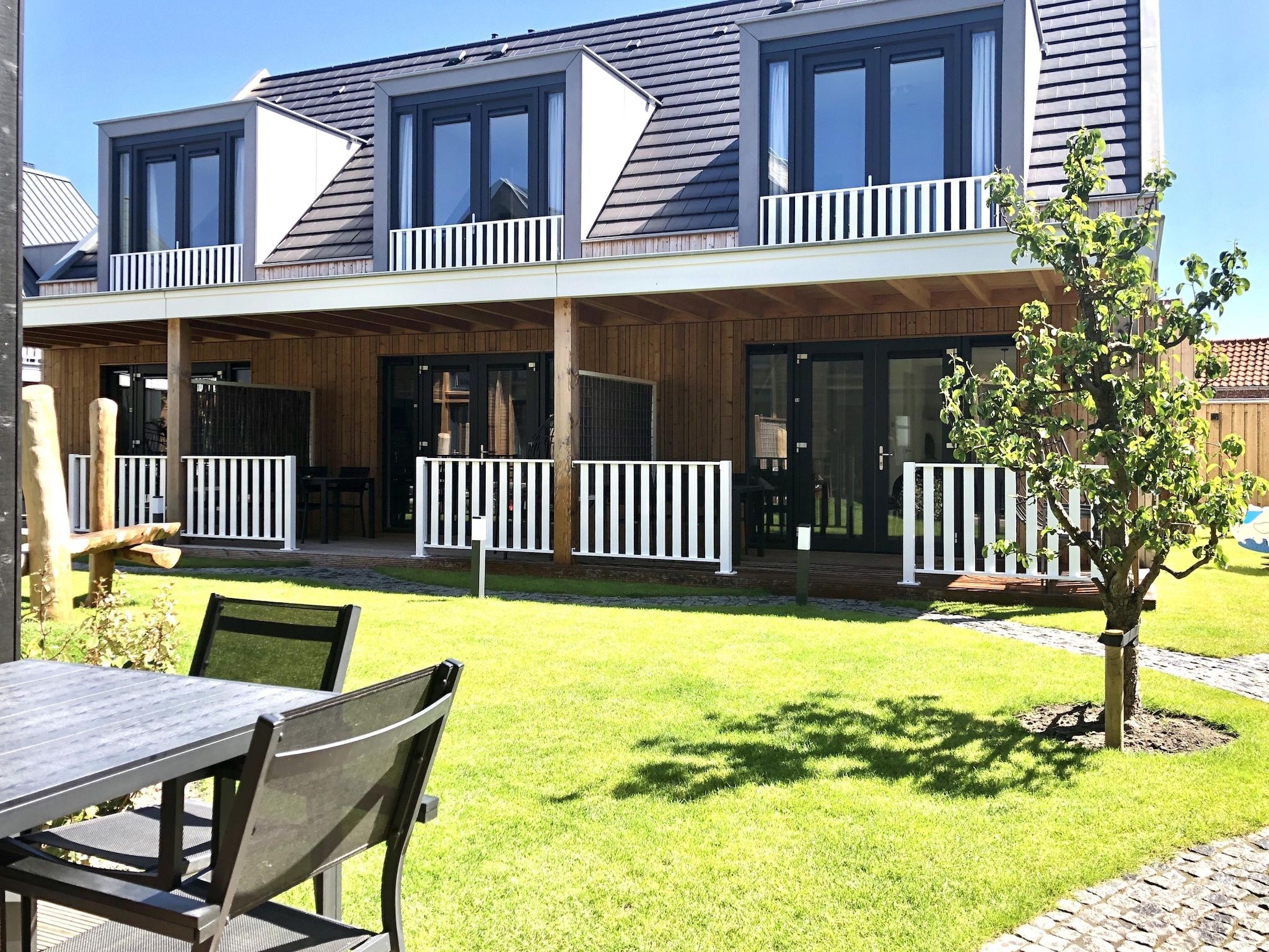 De buitenkant van Plein 40 Lodge 16 in Zoutelande